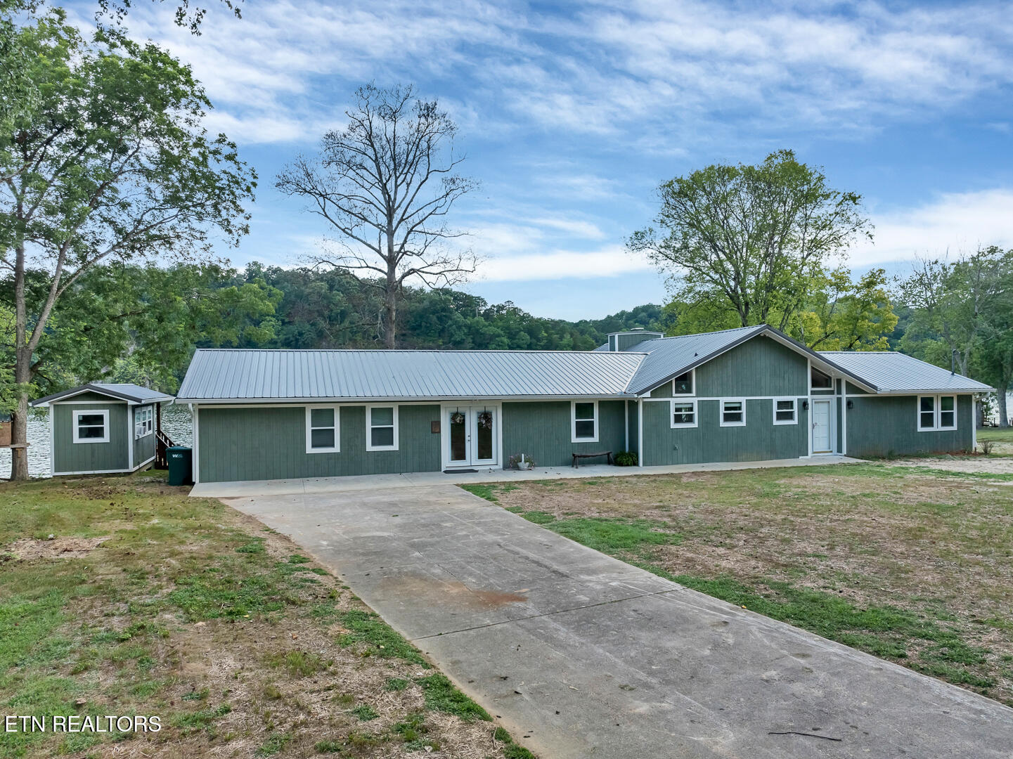 4225 W Lakeview Circle Louisville TN 37777