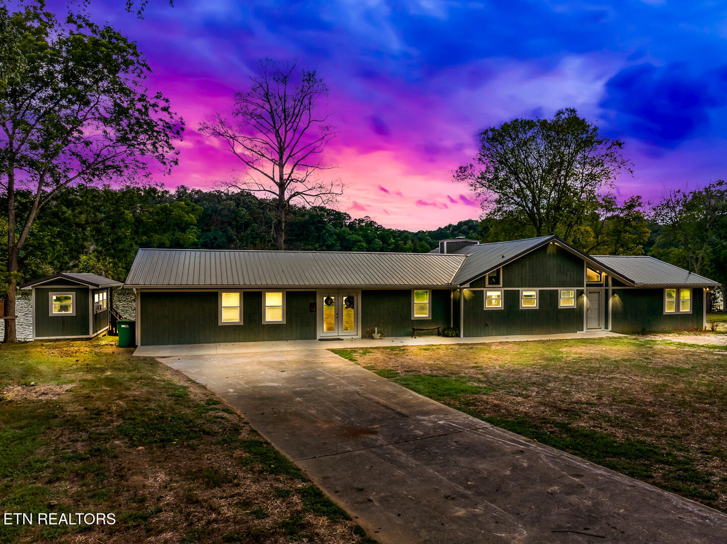 4225 W Lakeview Circle Louisville TN 37777