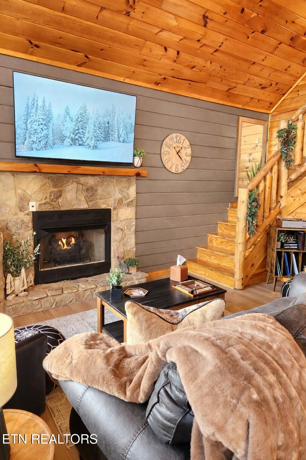 1644 Little Cabin Loop Sevierville TN 37862