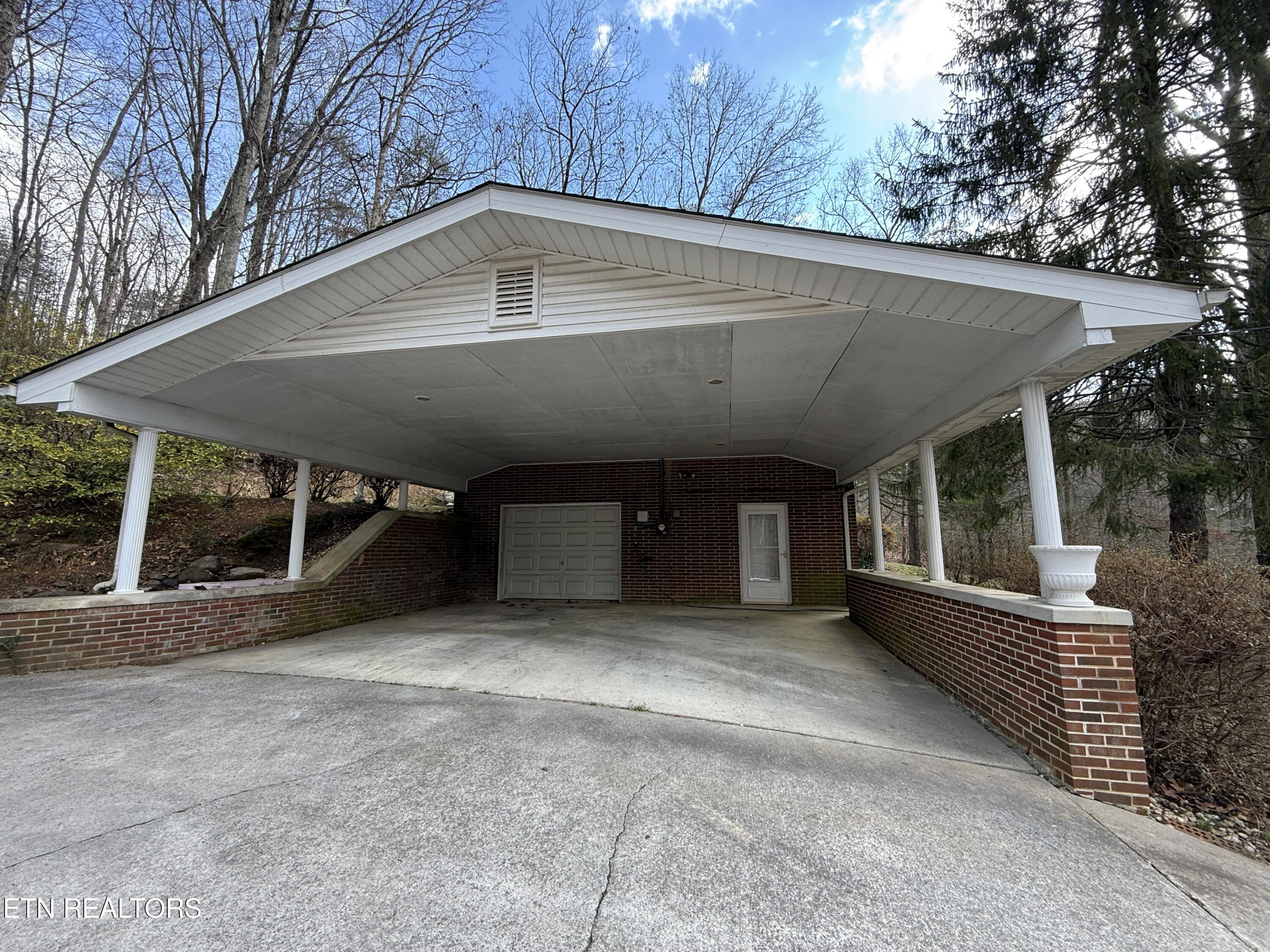 157 Ivanhoe Road Clinton TN 37716