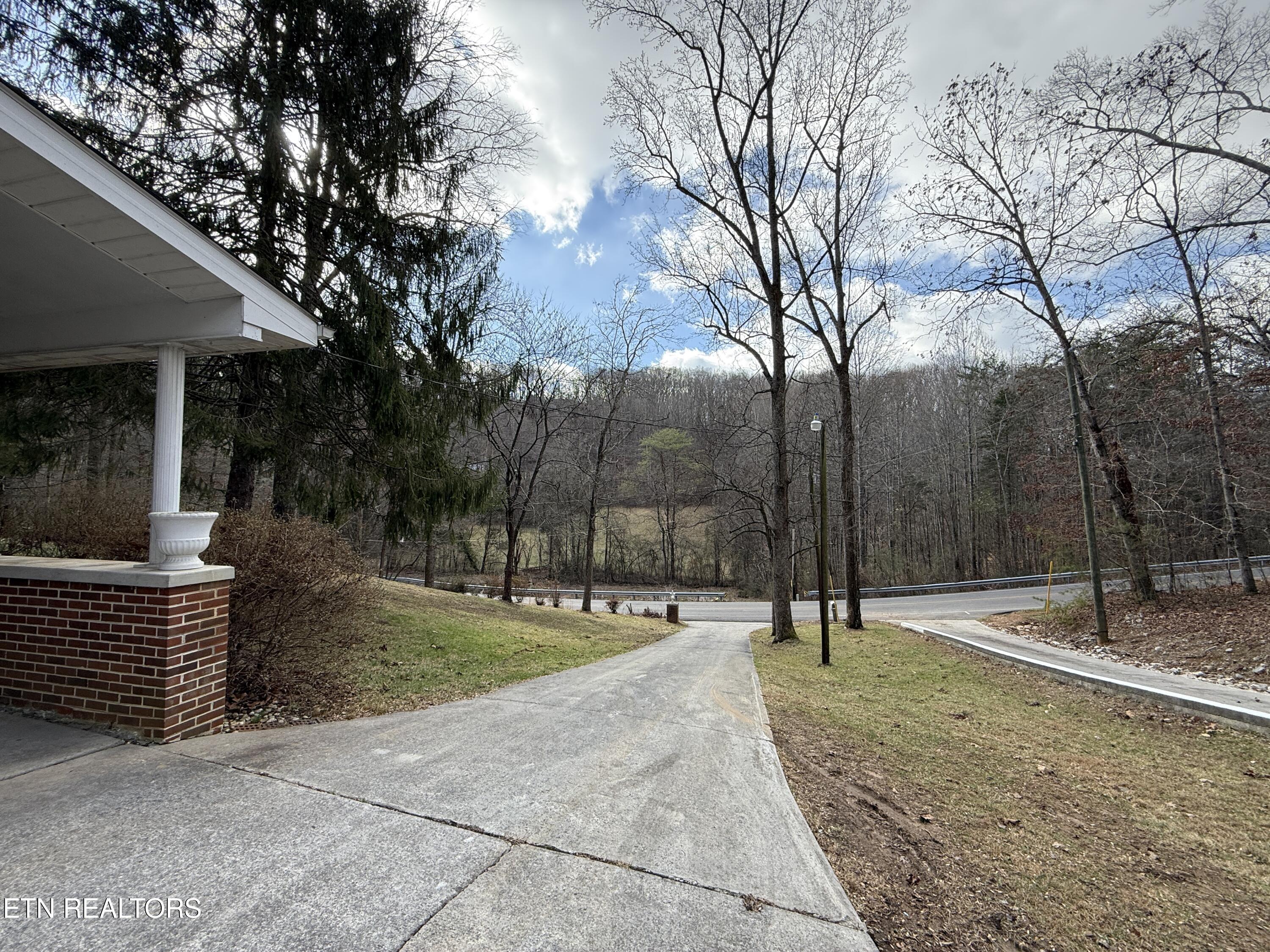 157 Ivanhoe Road Clinton TN 37716