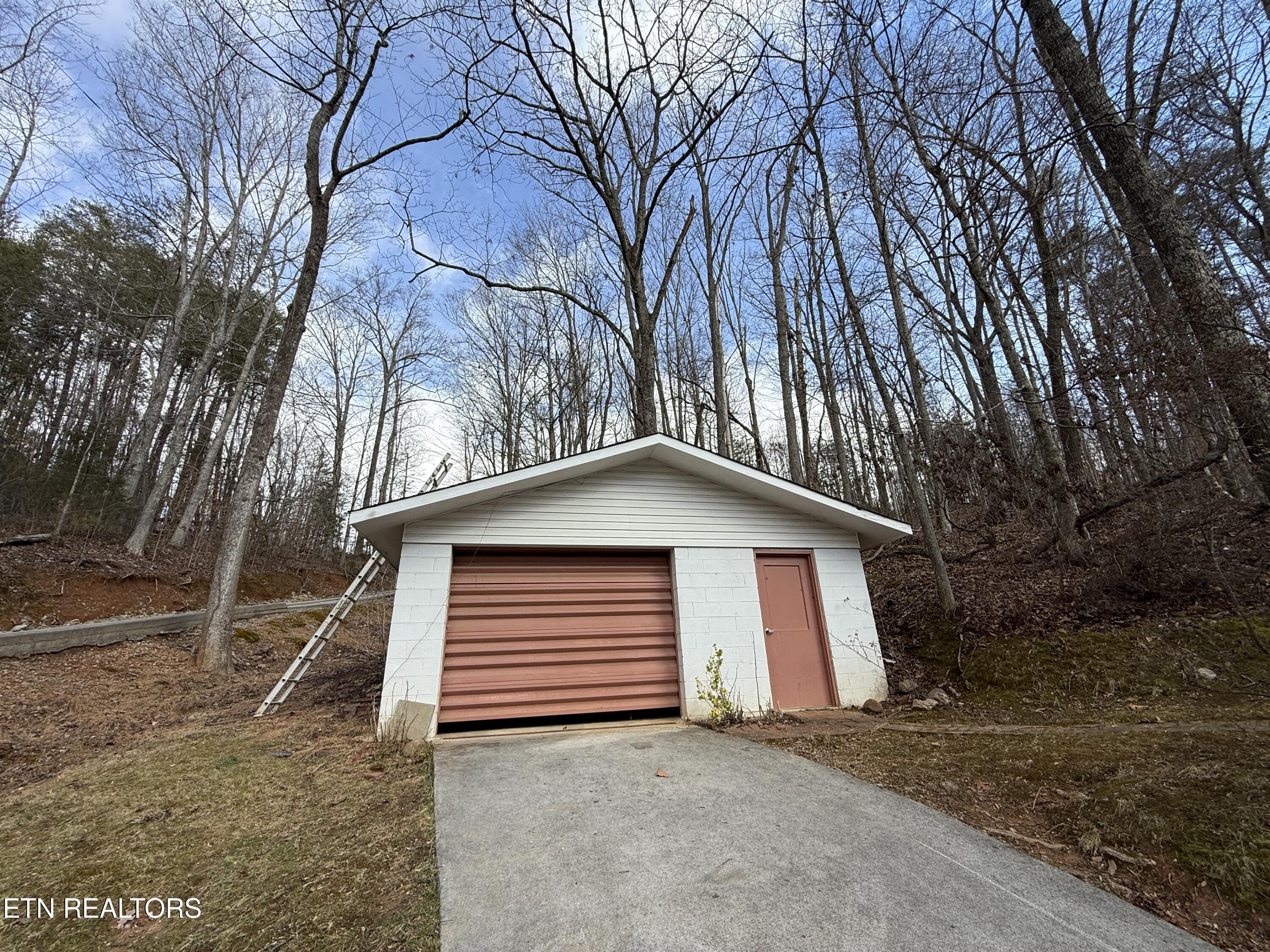 157 Ivanhoe Road Clinton TN 37716