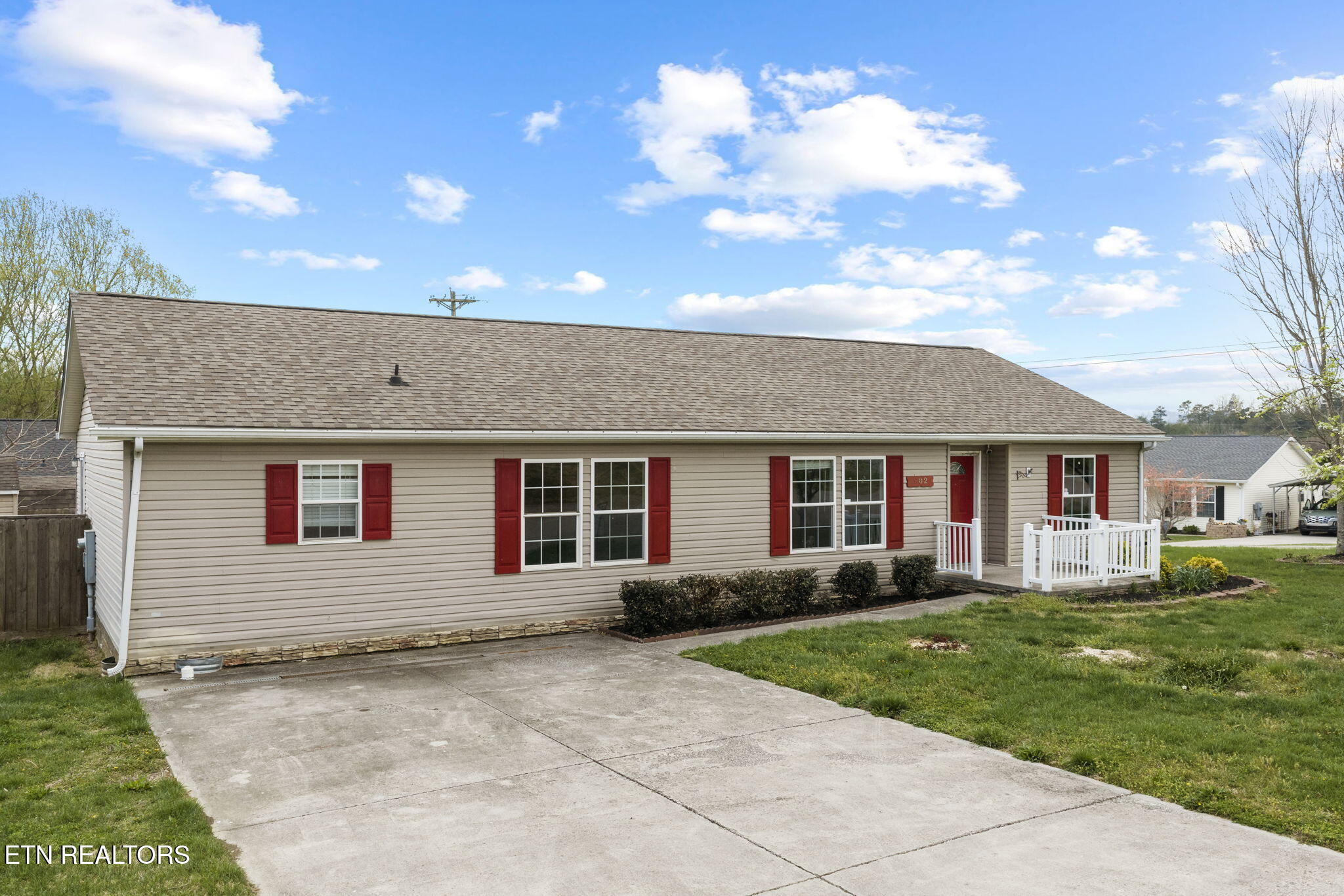 902 Oak Village Court Dandridge TN 37725