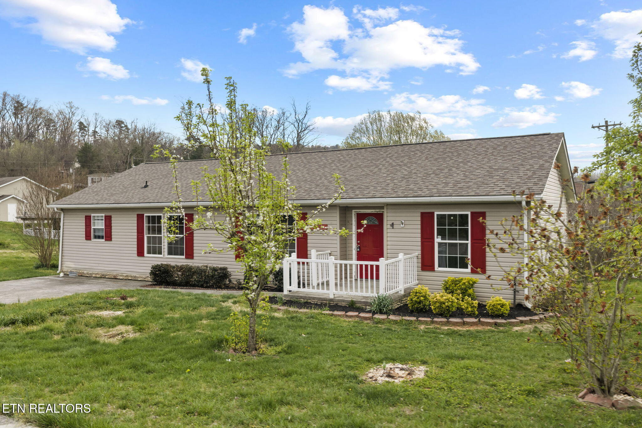 902 Oak Village Court Dandridge TN 37725