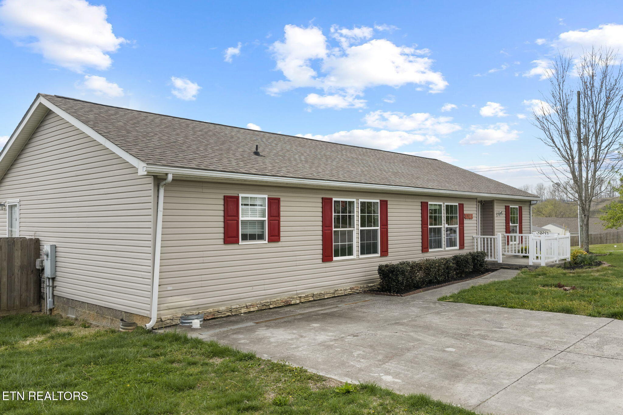 902 Oak Village Court Dandridge TN 37725