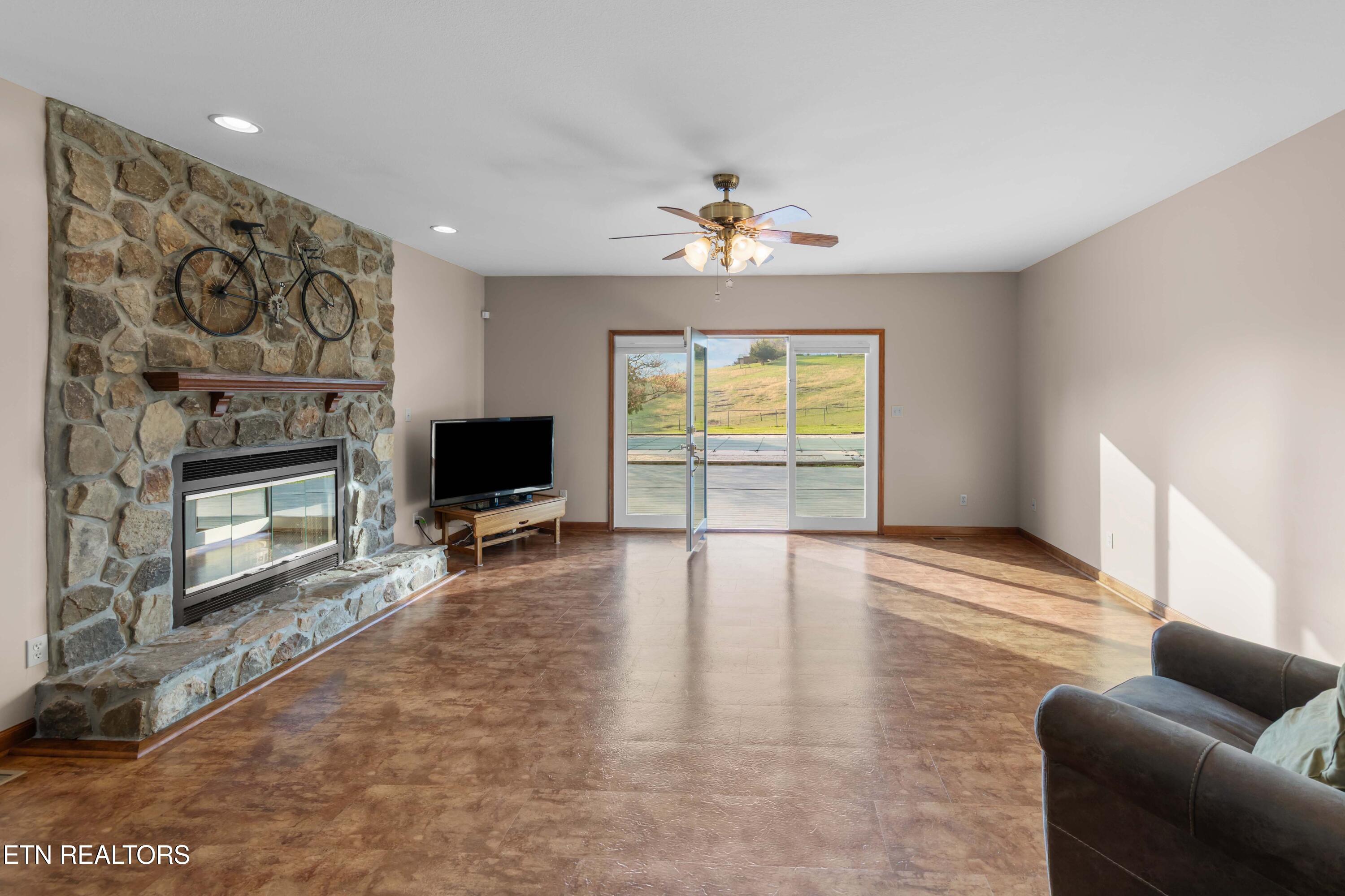 9228 Washington Pike Corryton TN 37721