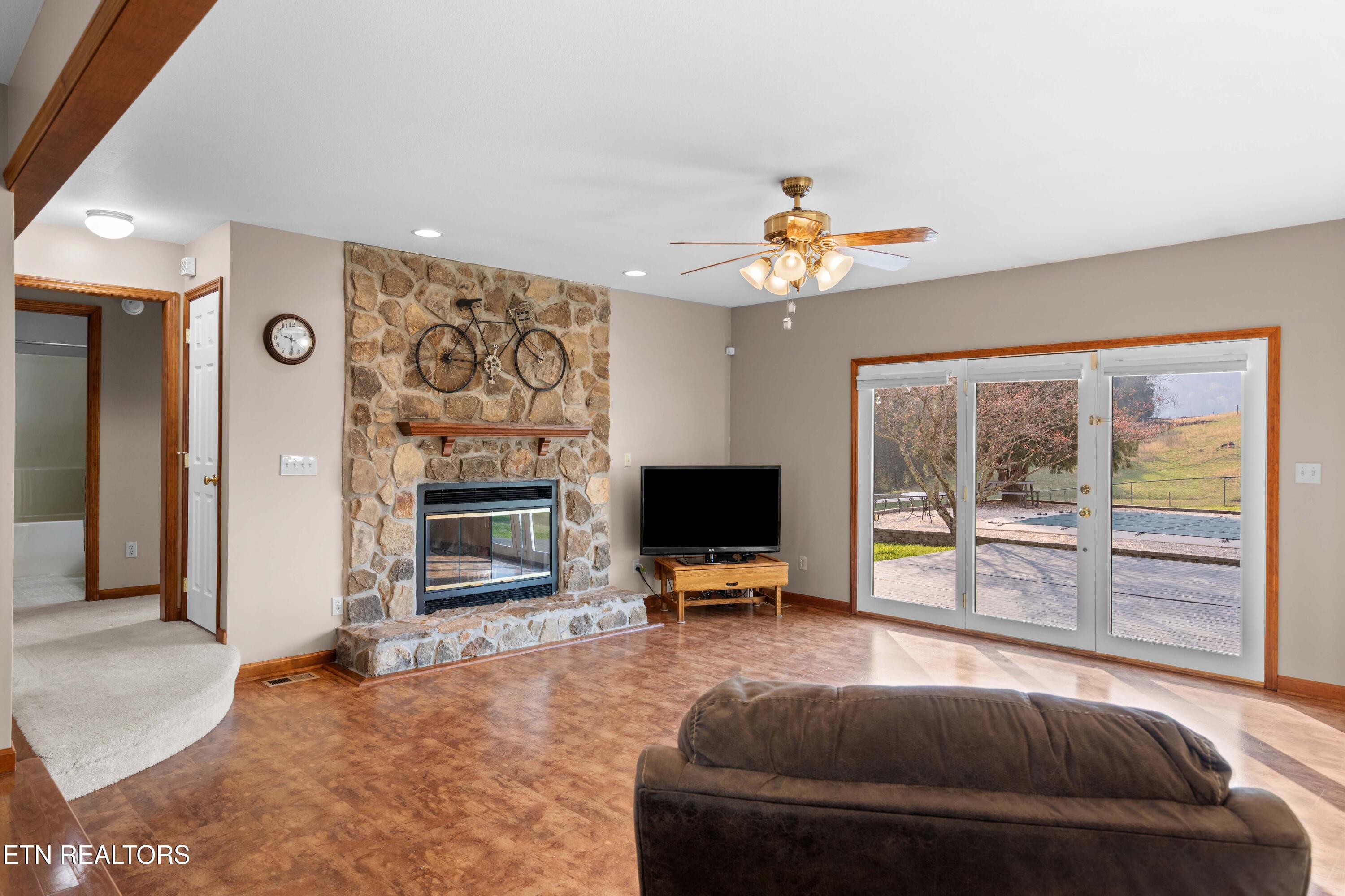 9228 Washington Pike Corryton TN 37721