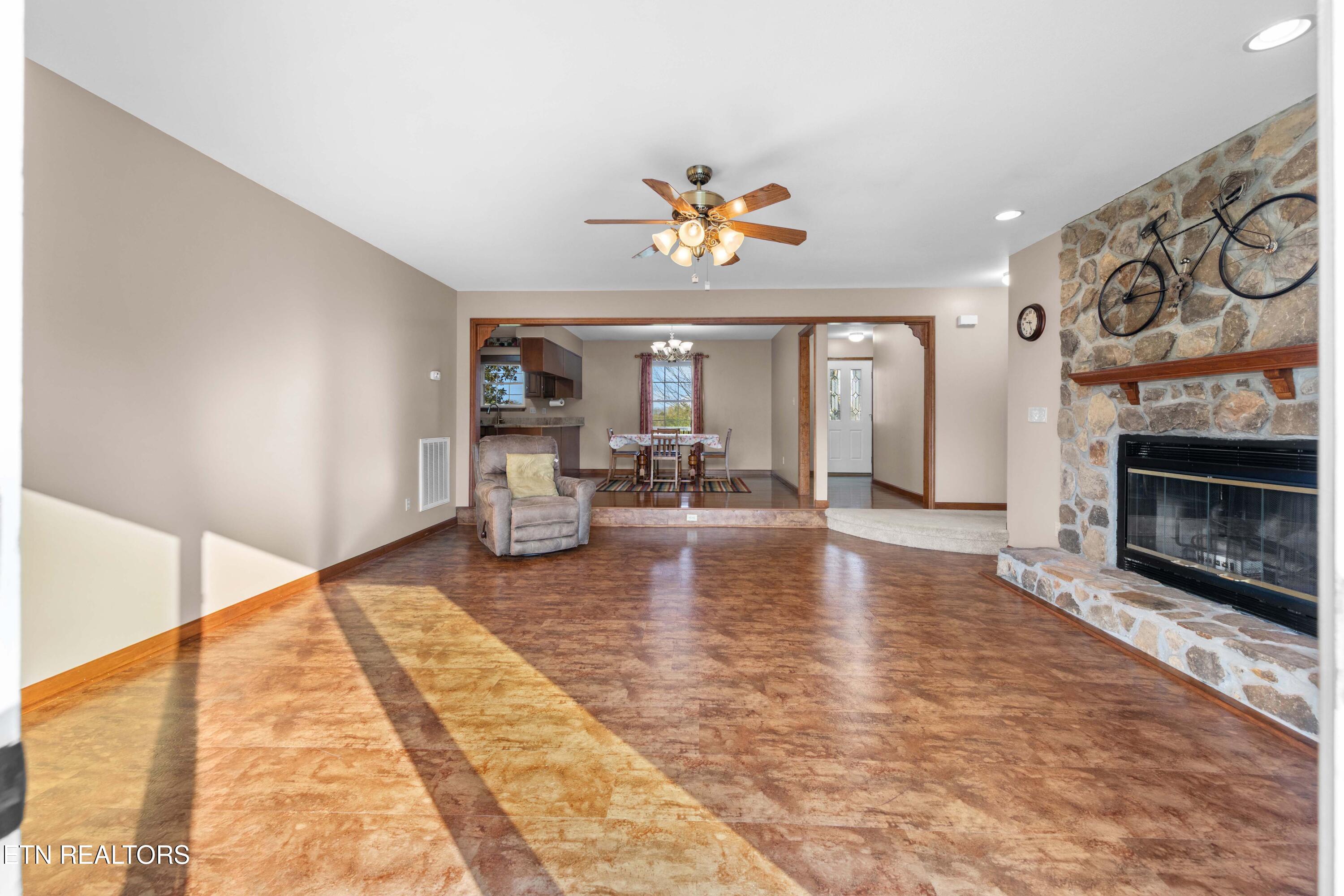 9228 Washington Pike Corryton TN 37721