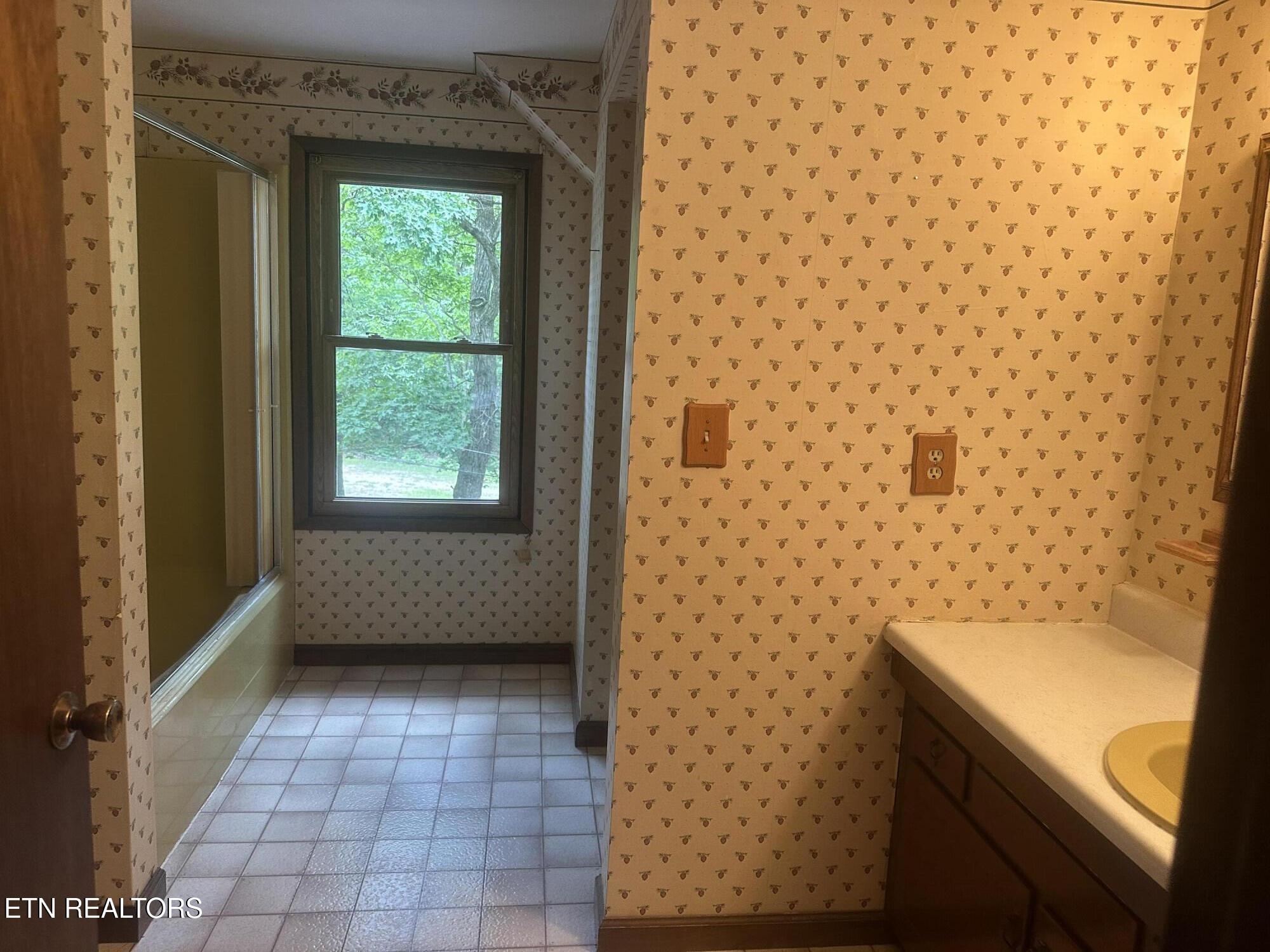 1016 Running Deer Crab Orchard TN 37723