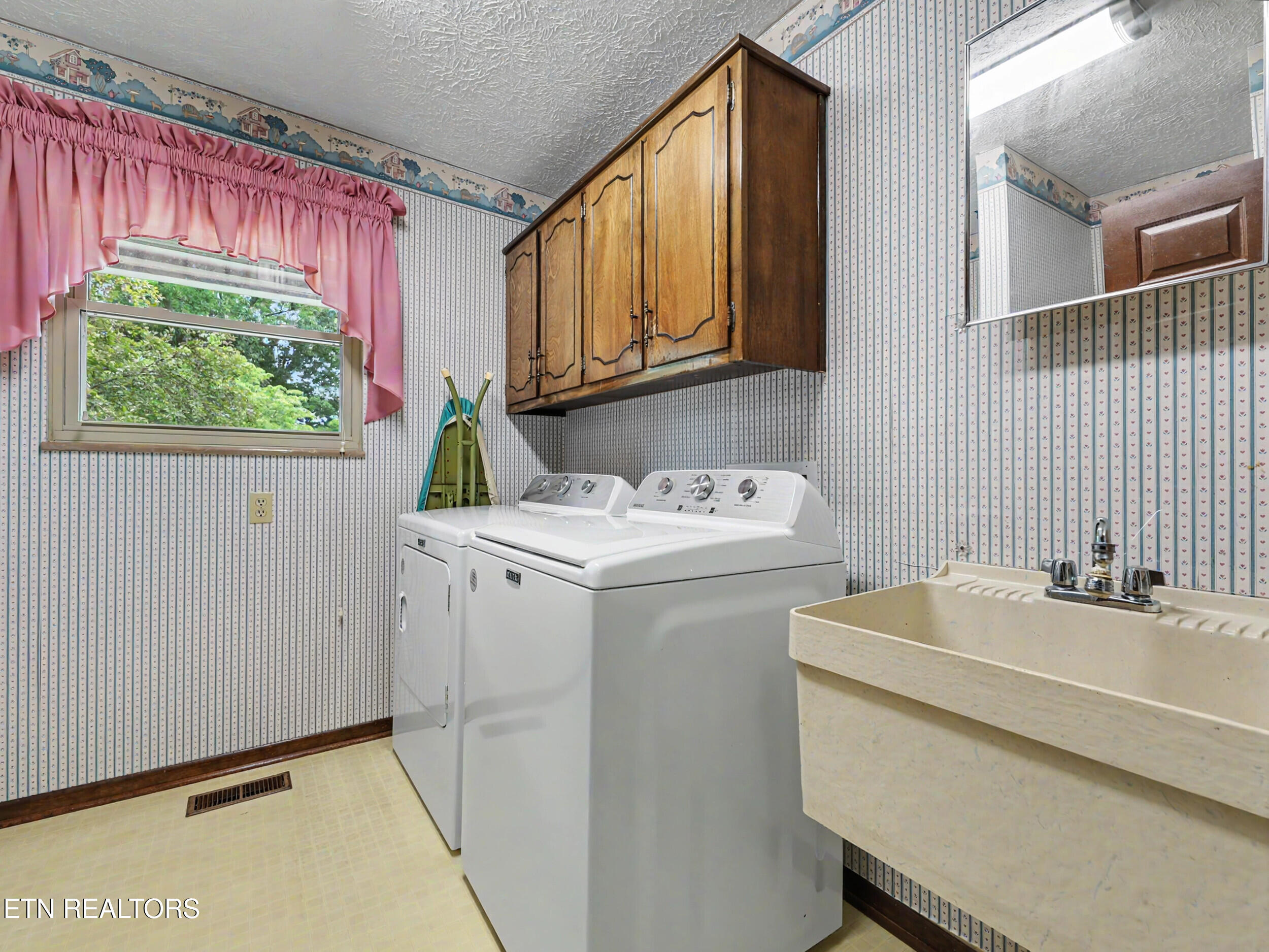 1909 S Belmont Drive Maryville TN 37804