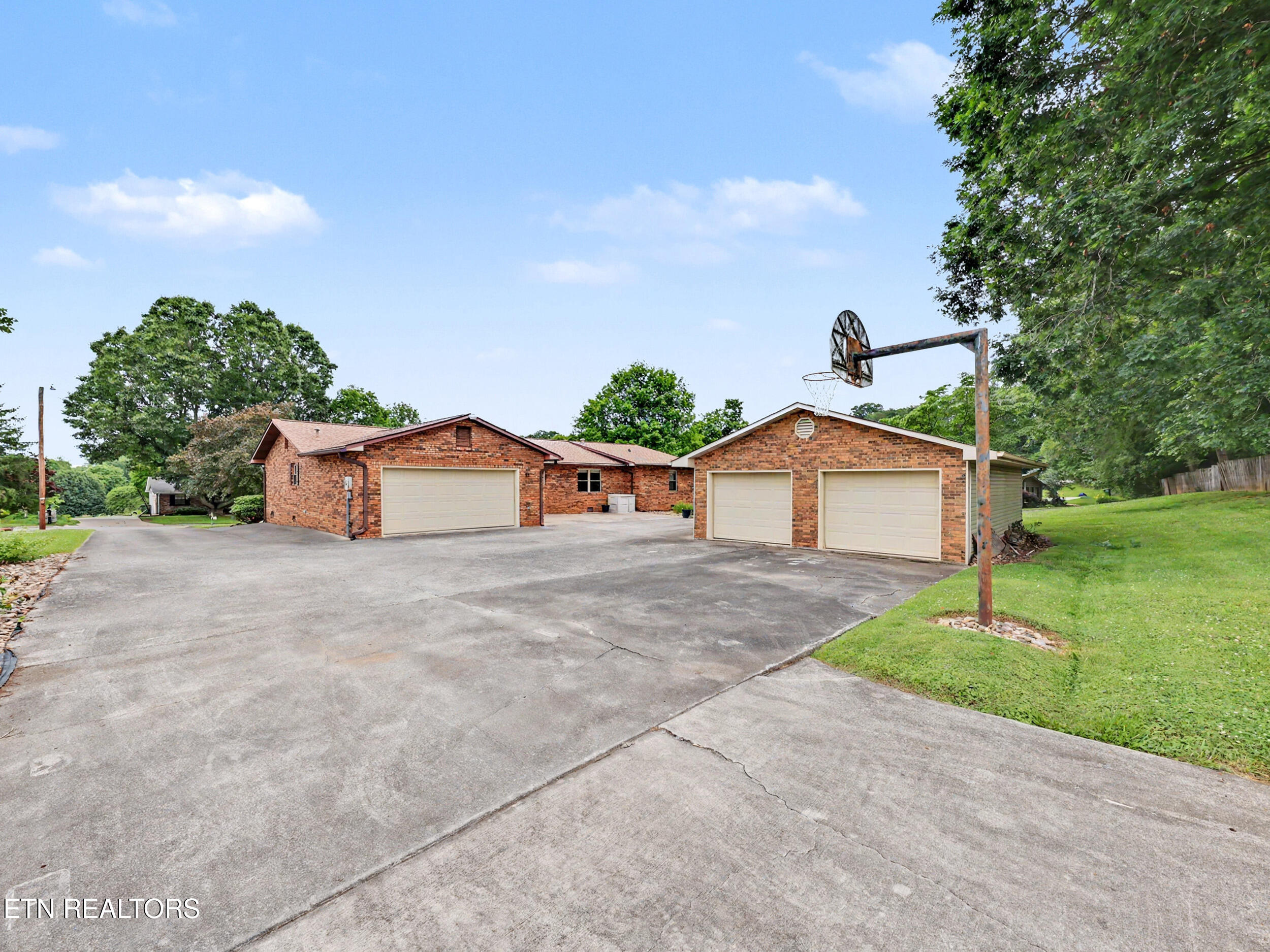 1909 S Belmont Drive Maryville TN 37804