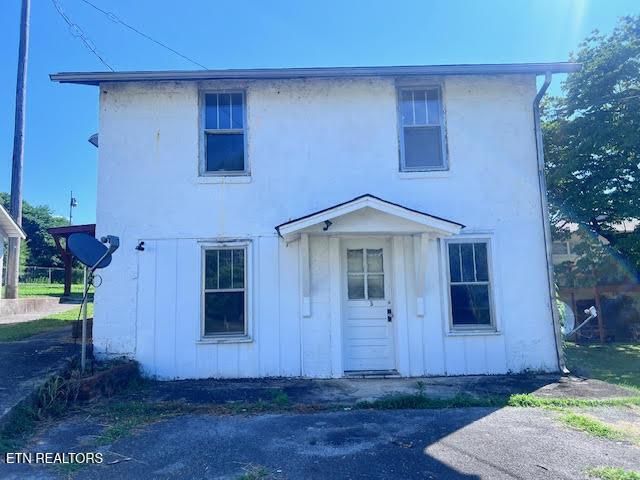 905 NW Queen Avenue Harriman TN 37748