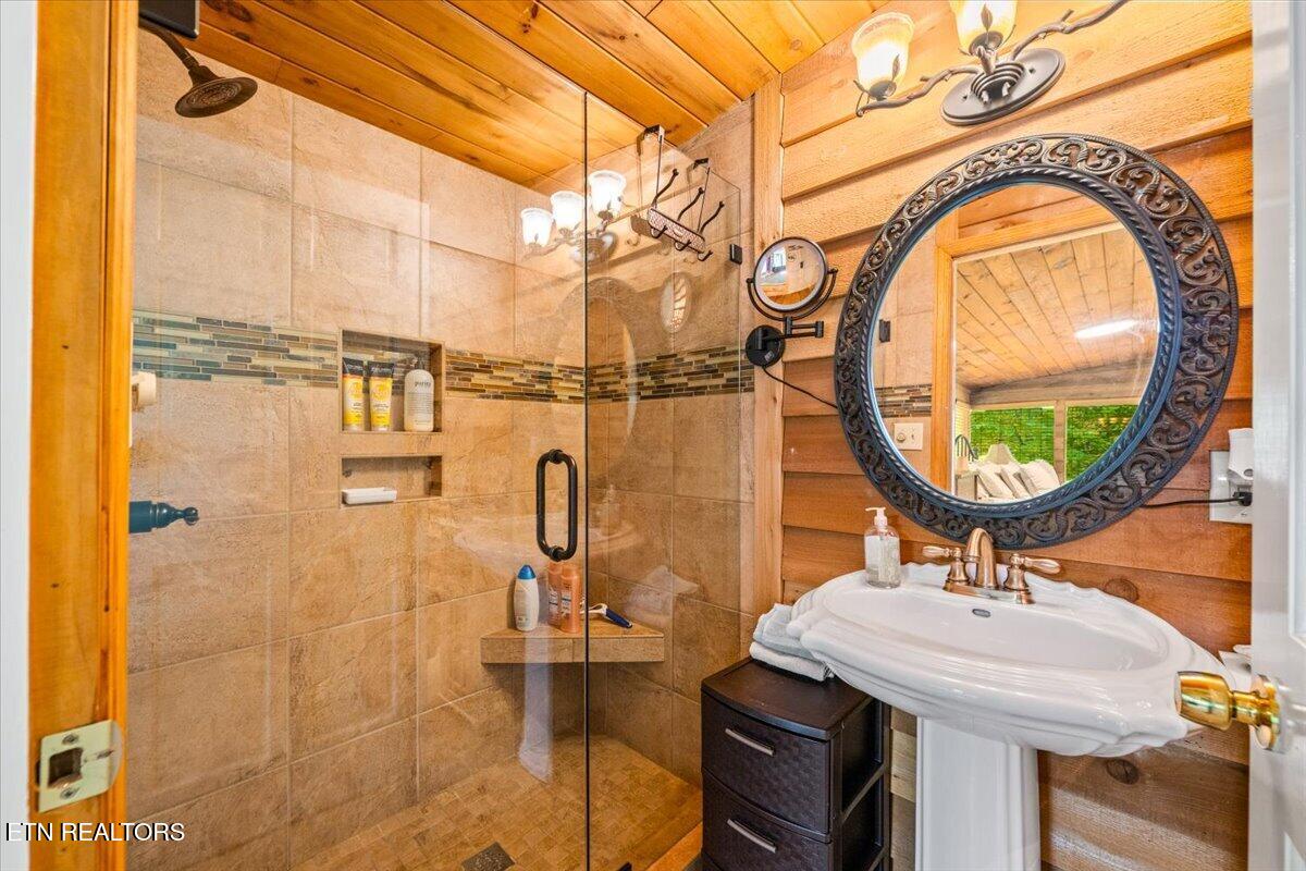 835 Jim Lee Ridge Road Lafollette TN 37766