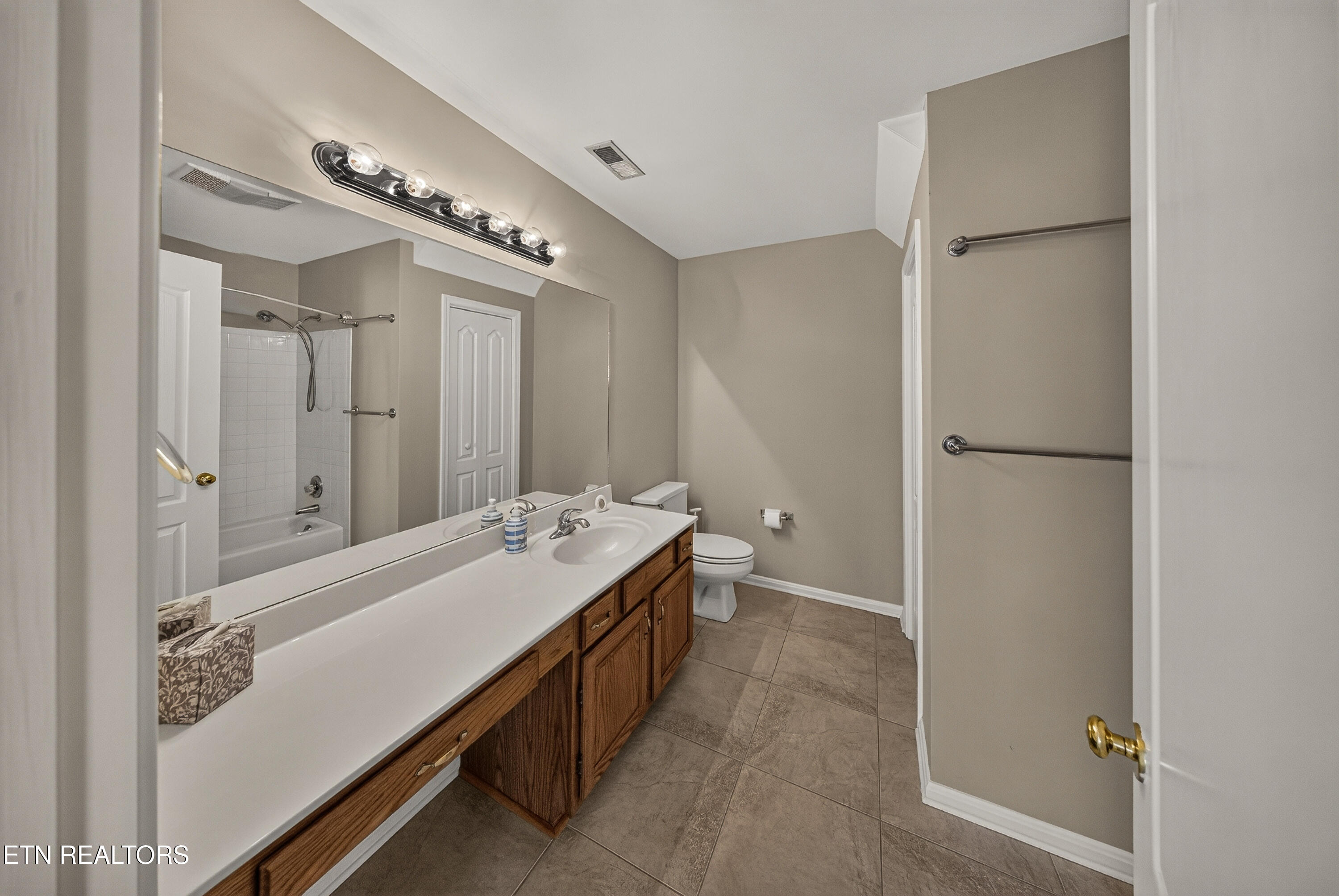 2010 Breakers Point Knoxville TN 37922