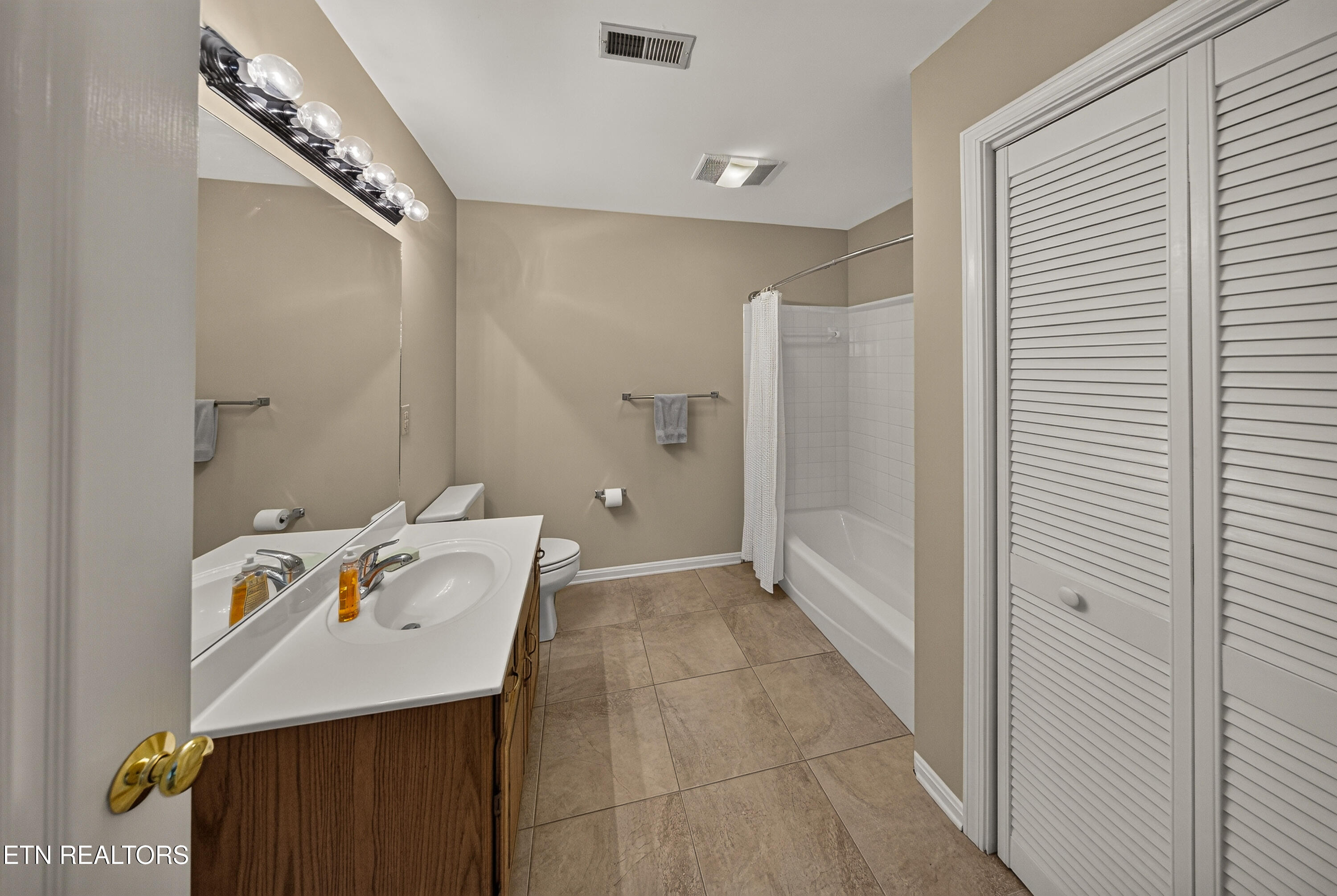 2010 Breakers Point Knoxville TN 37922