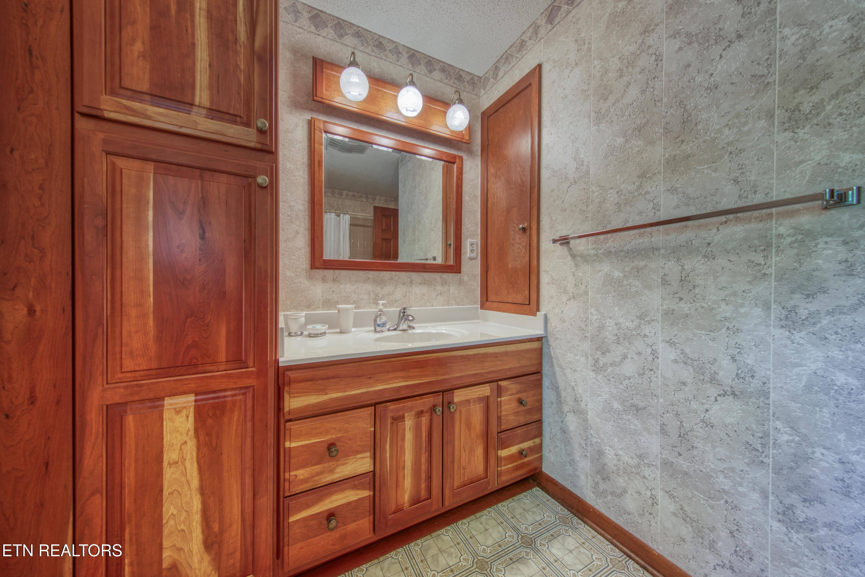 1014 W Outer Drive Oak Ridge TN 37830