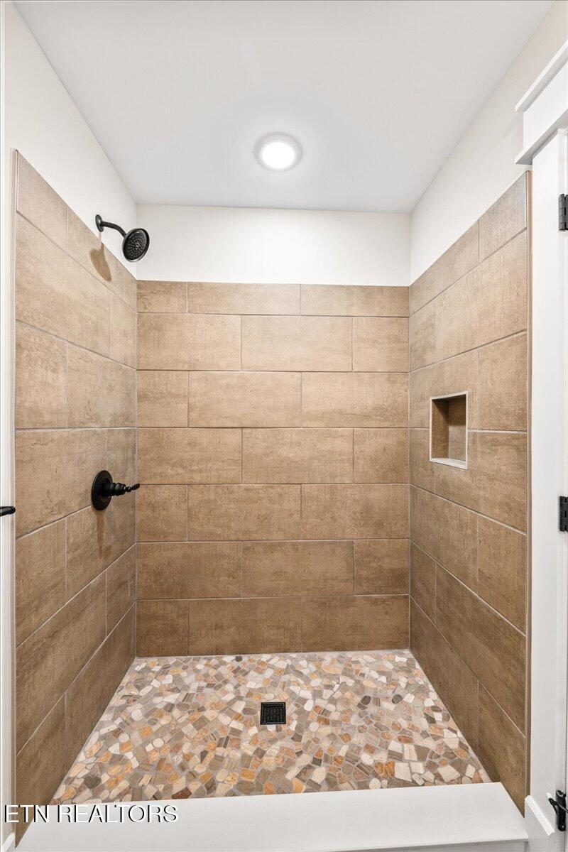 127 Azalea Lane Jacksboro TN 37757