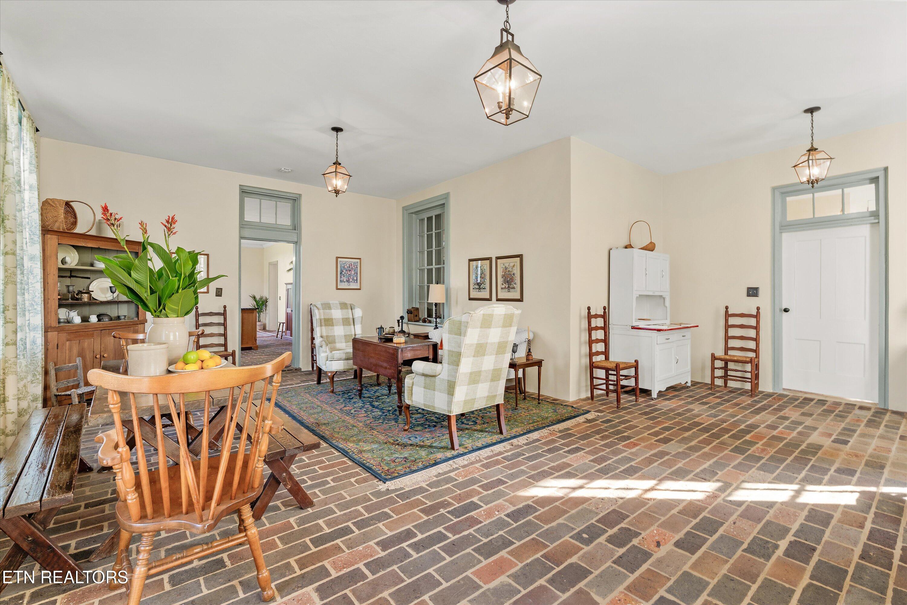 129/131 Elizabeth Athens TN 37303