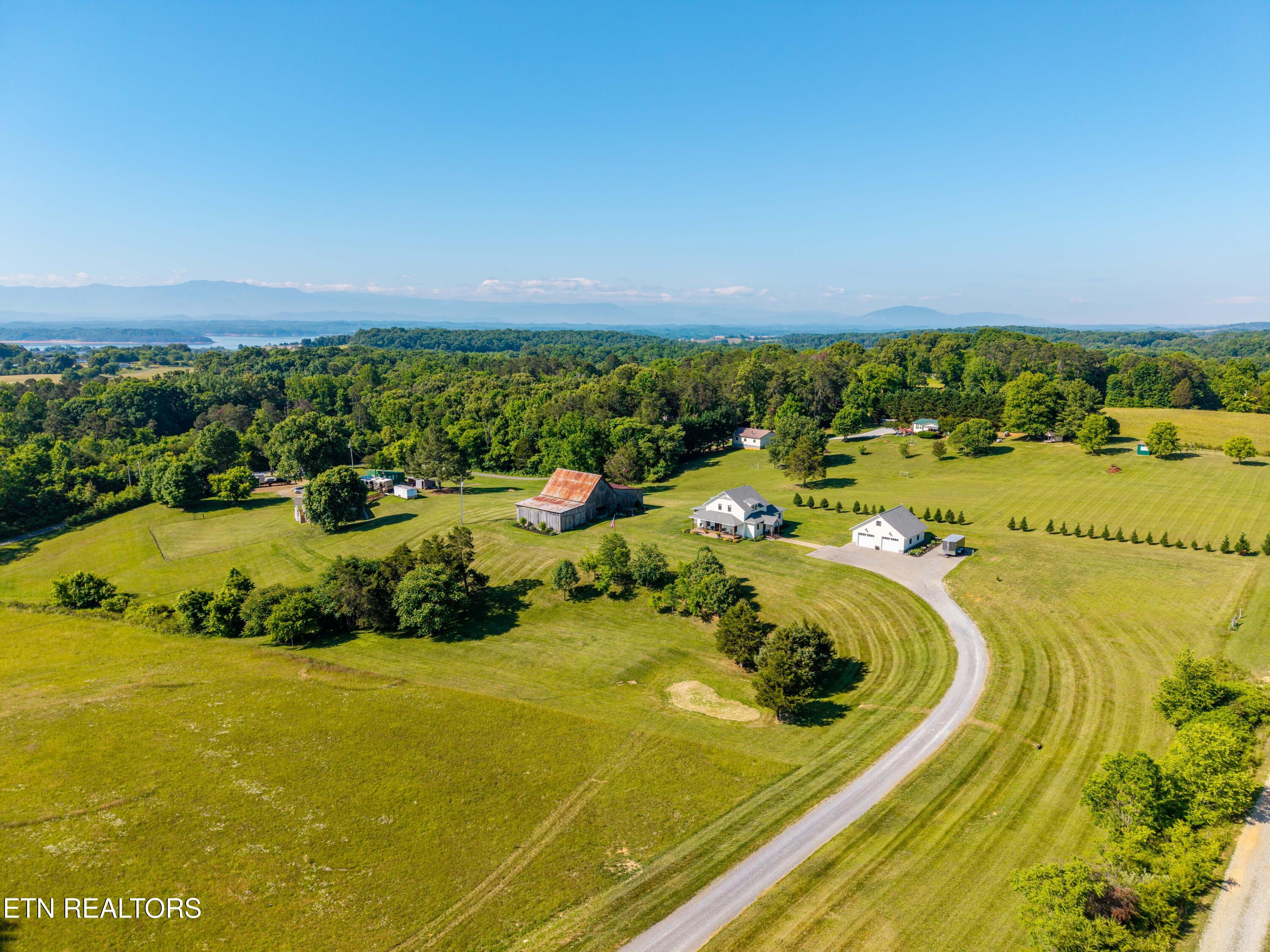 1421 Squire Fox Road Dandridge TN 37725
