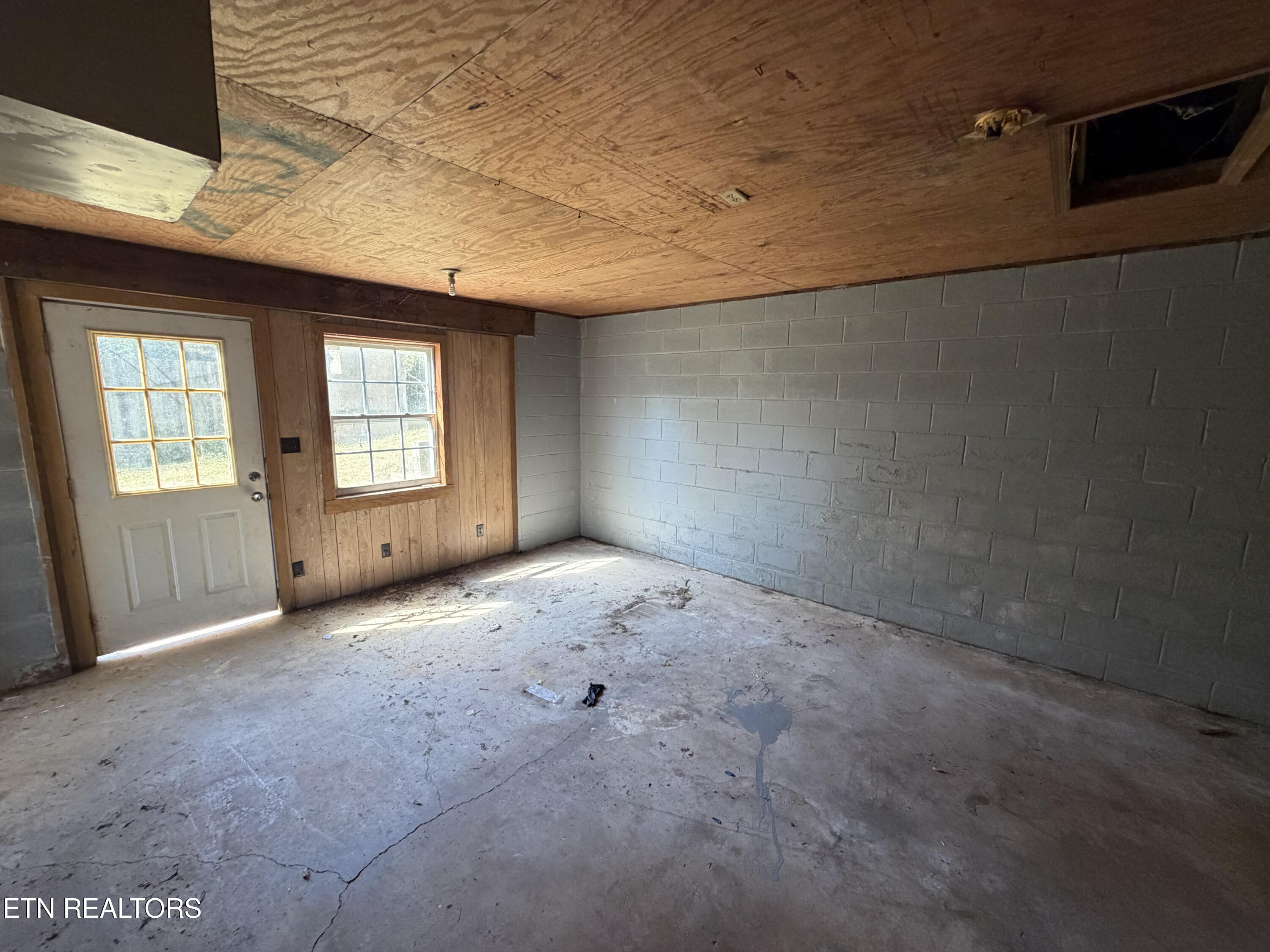 1487 Dutch Valley Road Clinton TN 37716