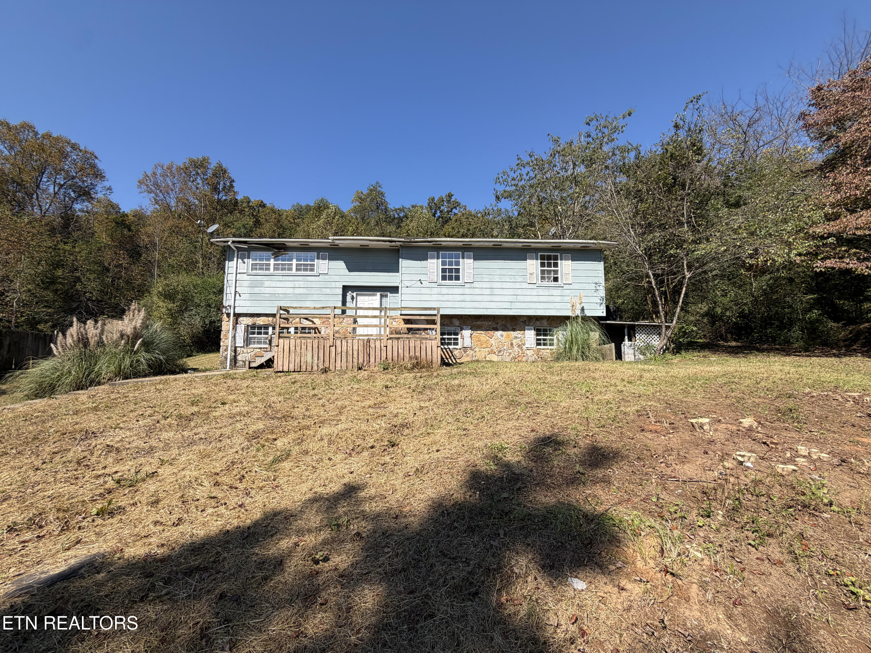 1487 Dutch Valley Road Clinton TN 37716