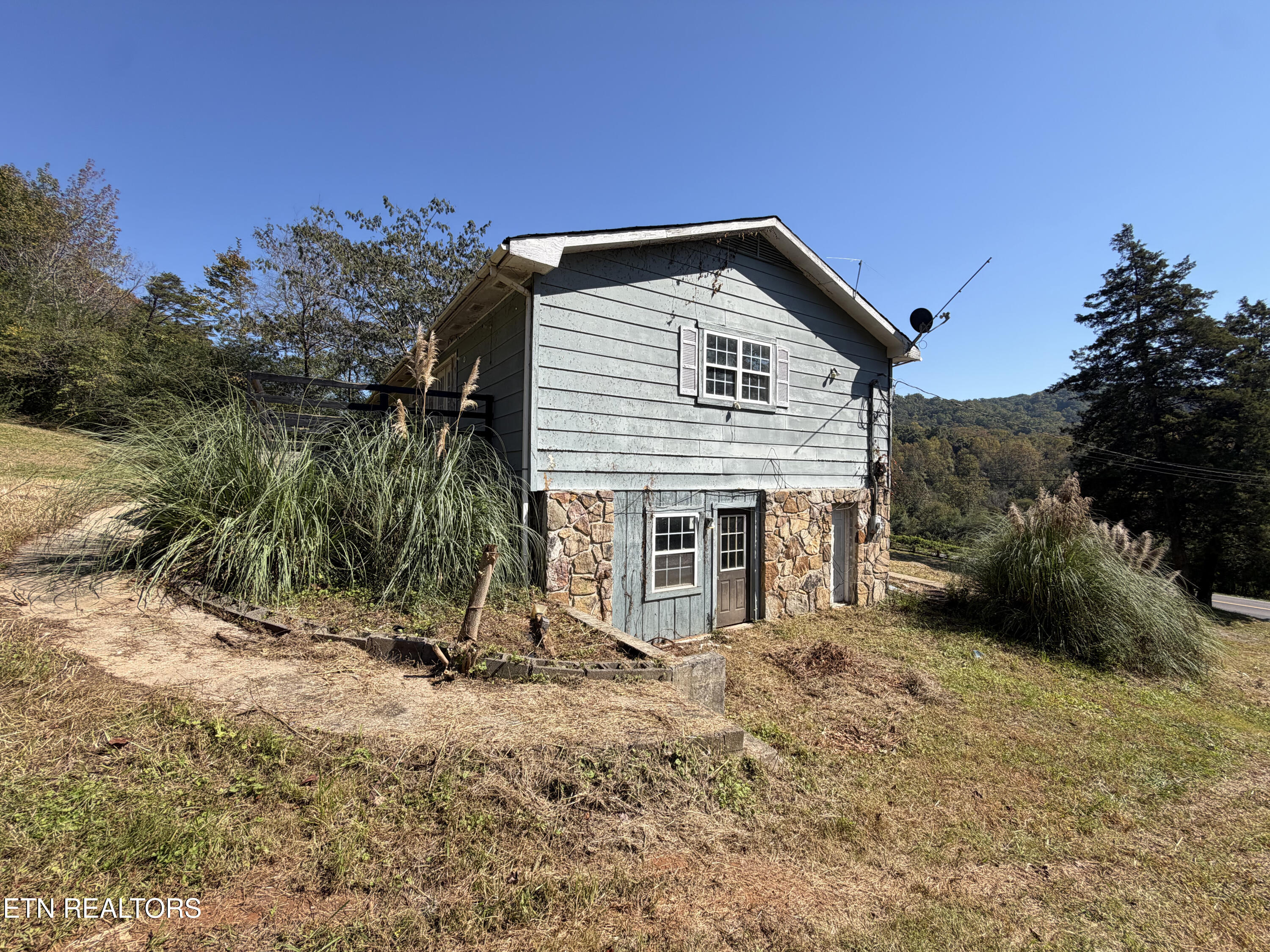 1487 Dutch Valley Road Clinton TN 37716