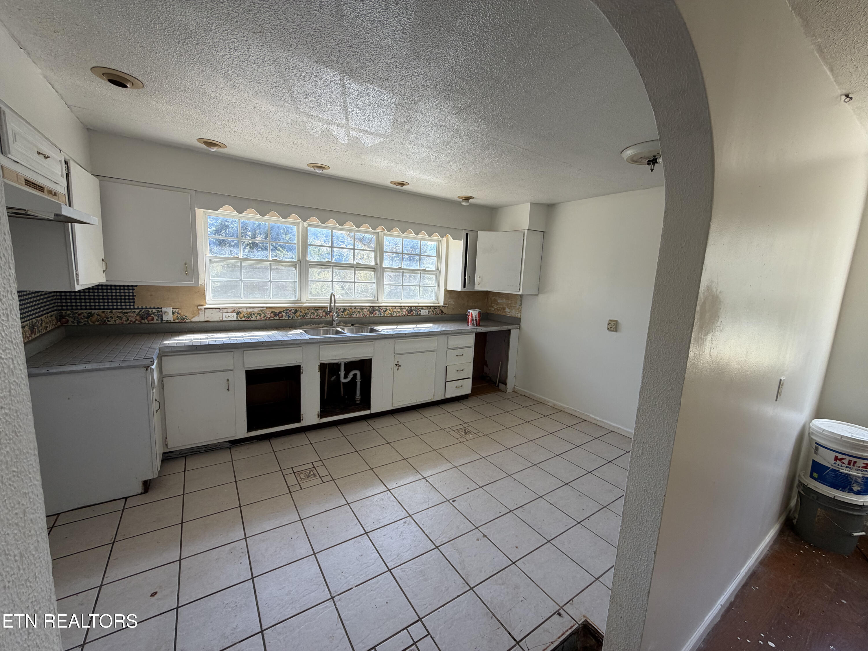 1487 Dutch Valley Road Clinton TN 37716