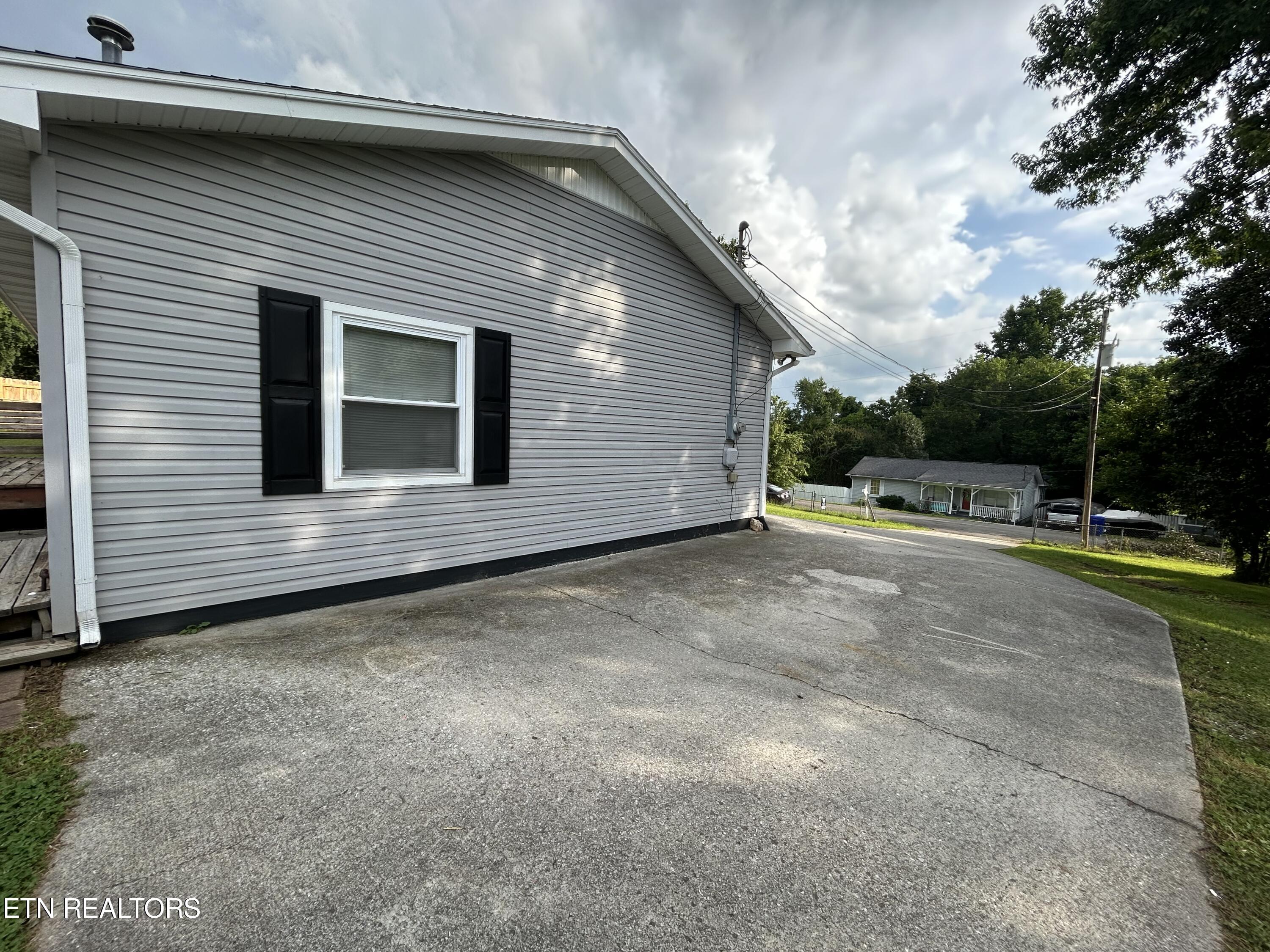 101 Phillips Lane Clinton TN 37716