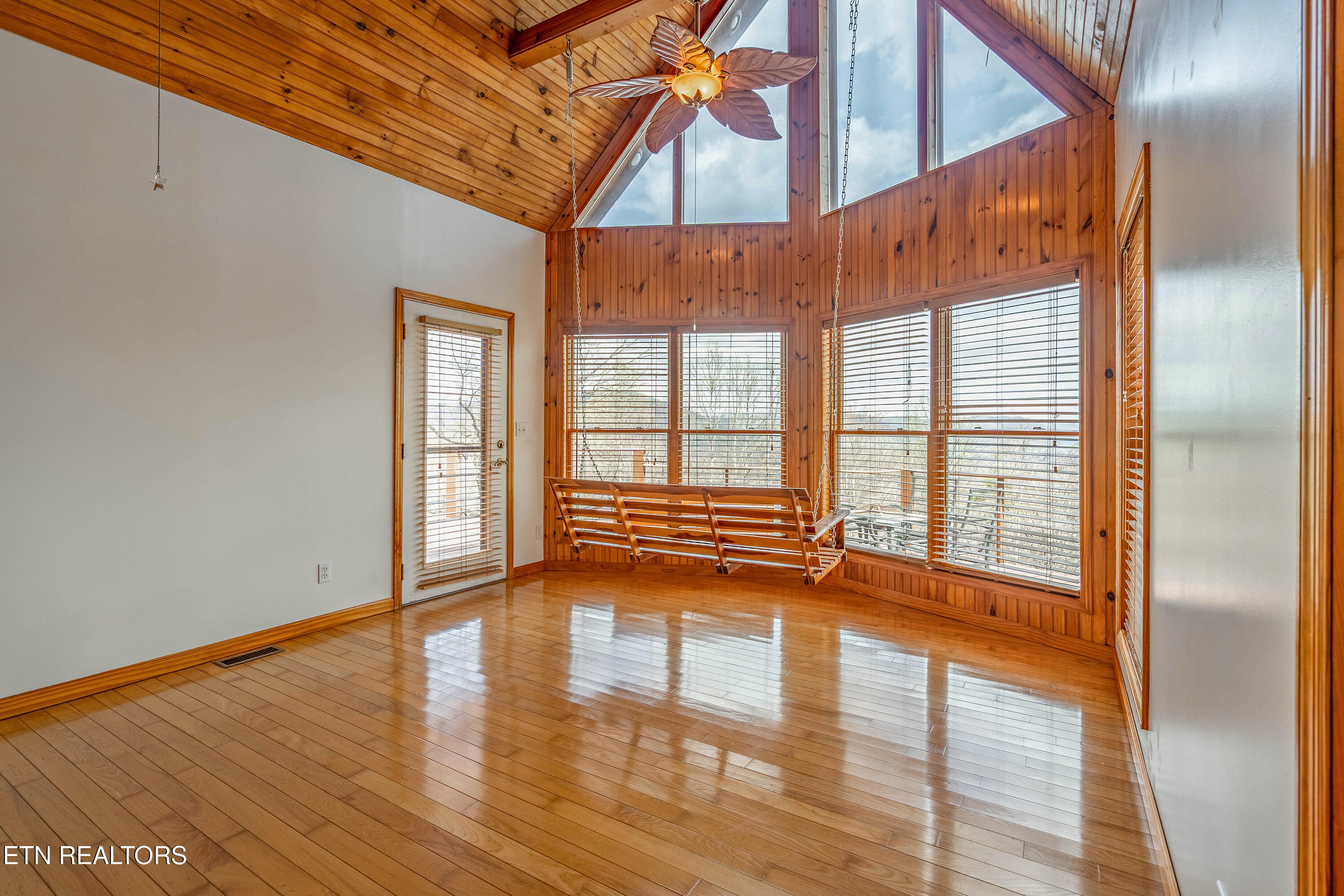 211 Wolf Run Caryville TN 37714
