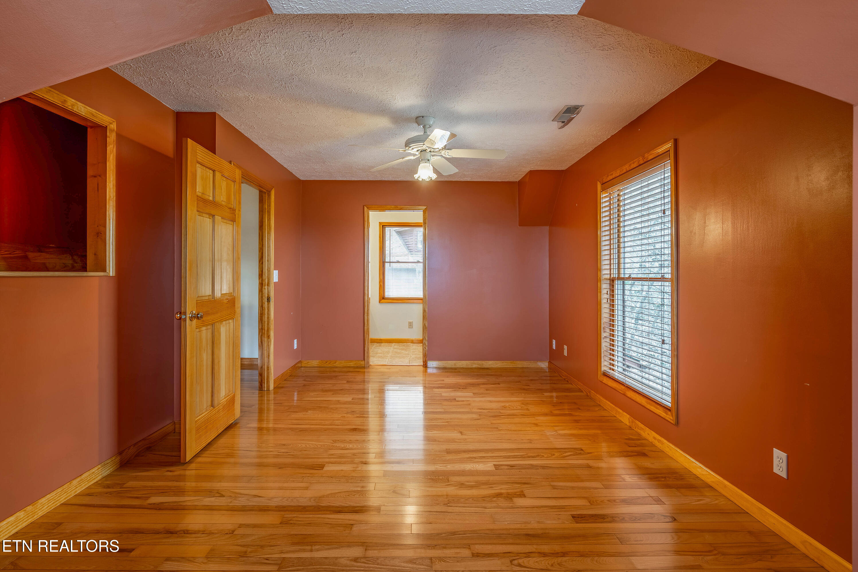 211 Wolf Run Caryville TN 37714