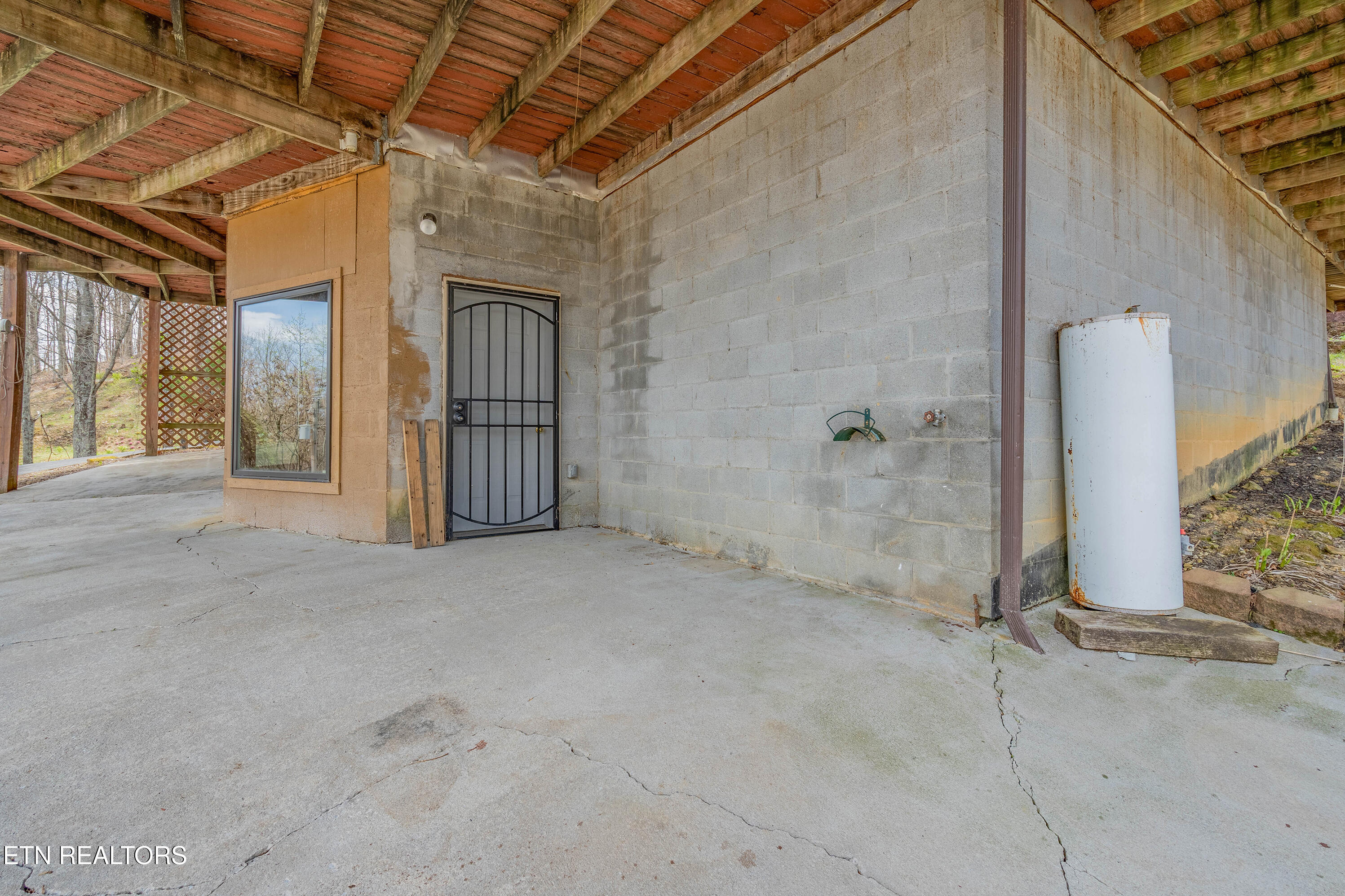 211 Wolf Run Caryville TN 37714