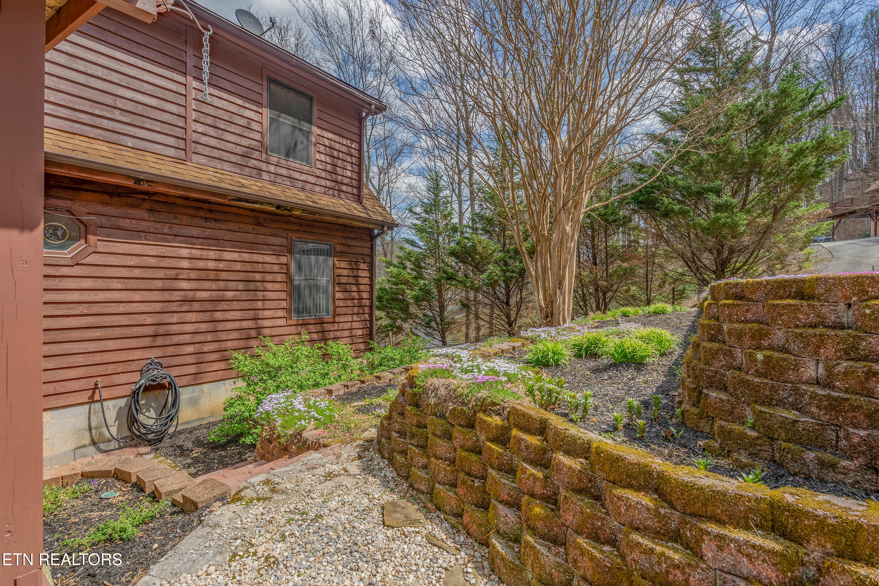 211 Wolf Run Caryville TN 37714