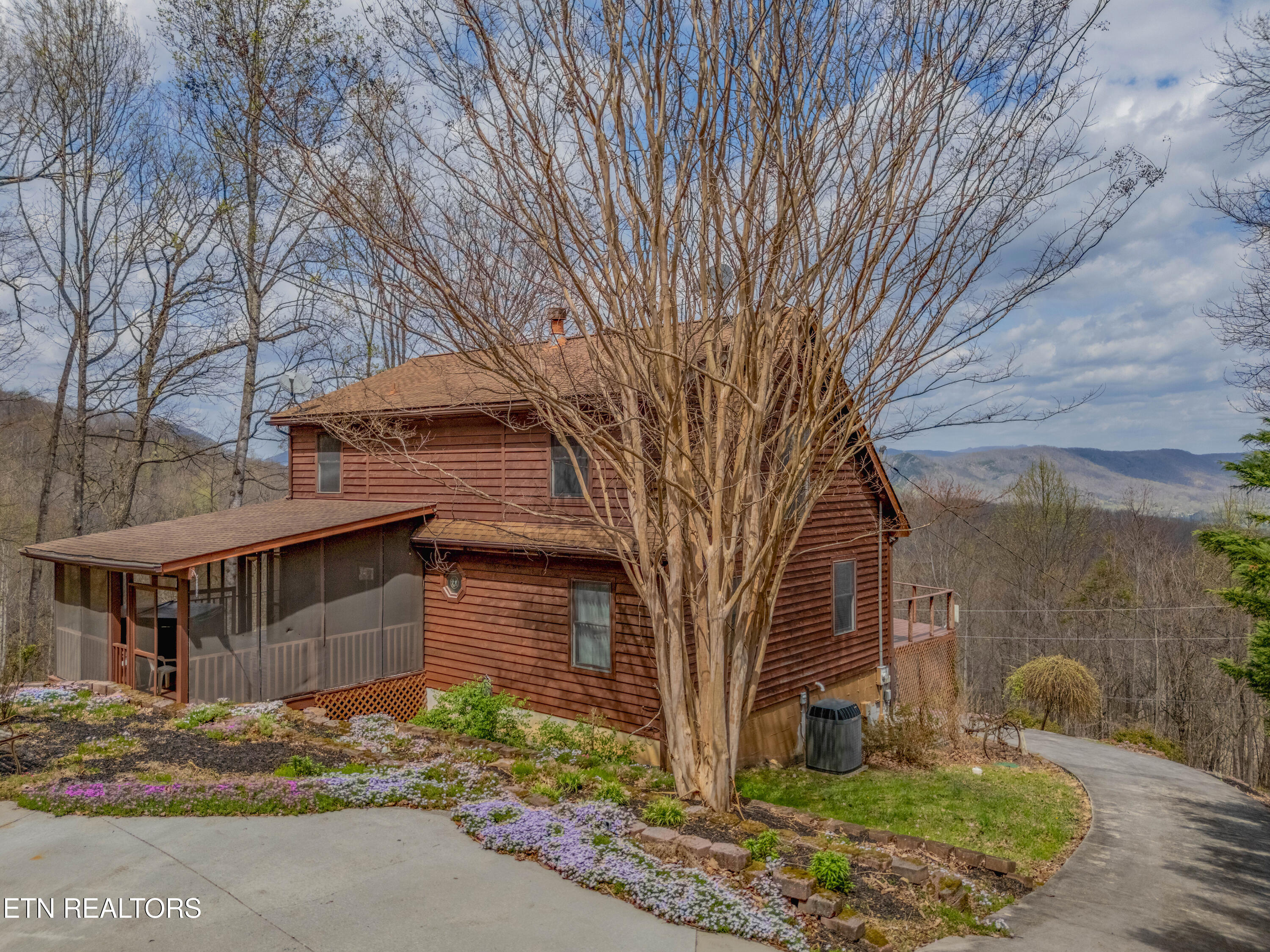 211 Wolf Run Caryville TN 37714