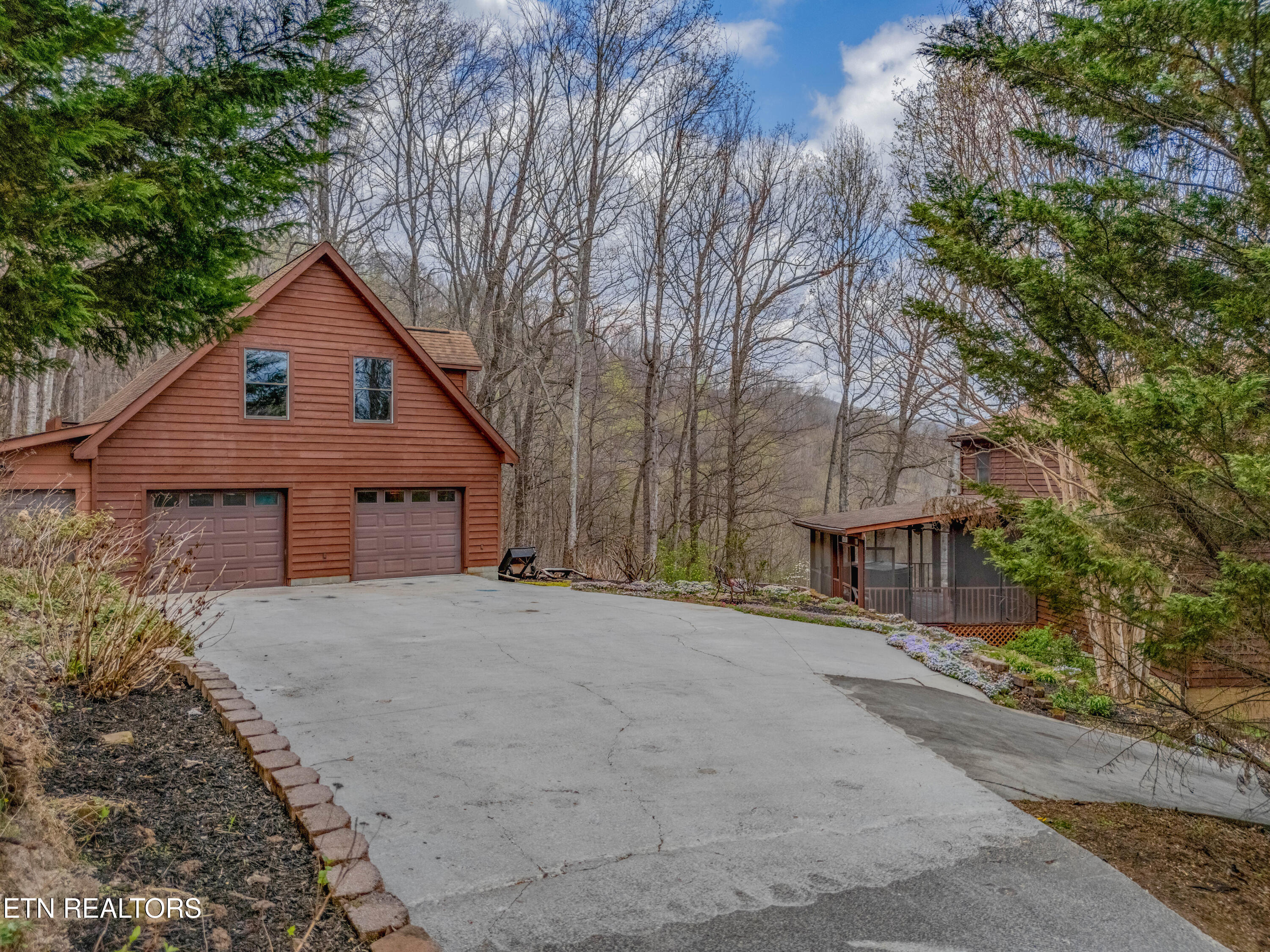 211 Wolf Run Caryville TN 37714