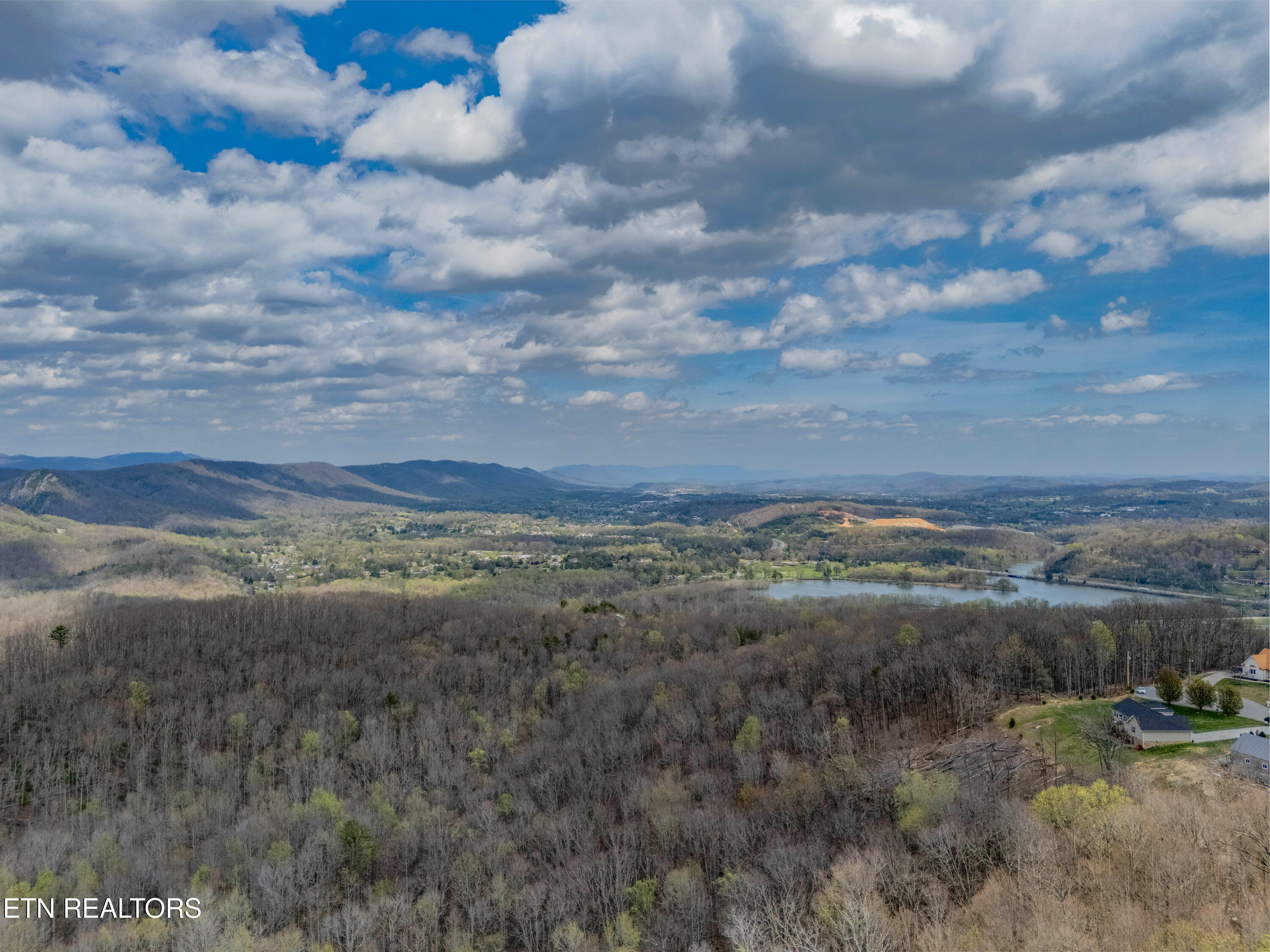 211 Wolf Run Caryville TN 37714