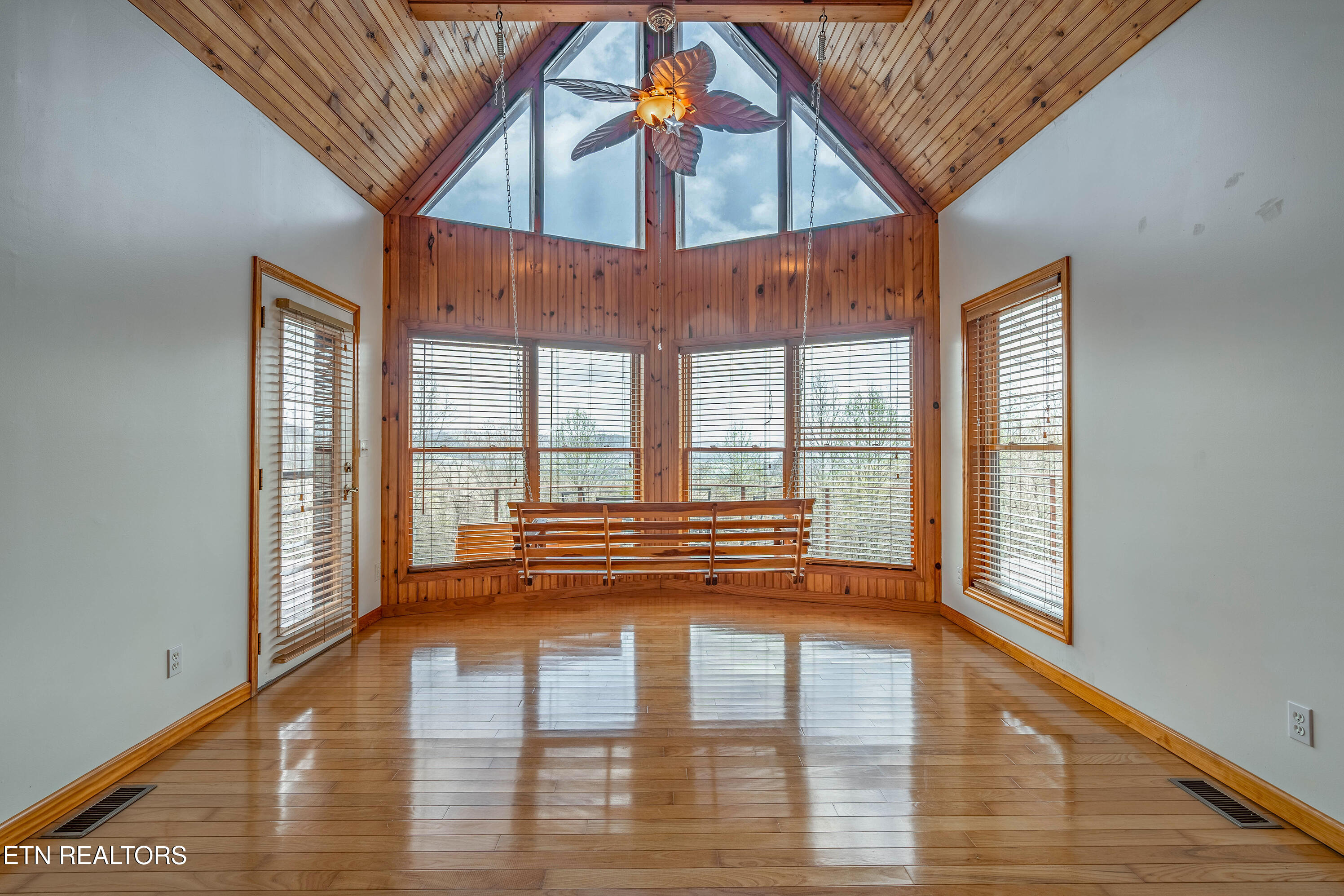 211 Wolf Run Caryville TN 37714