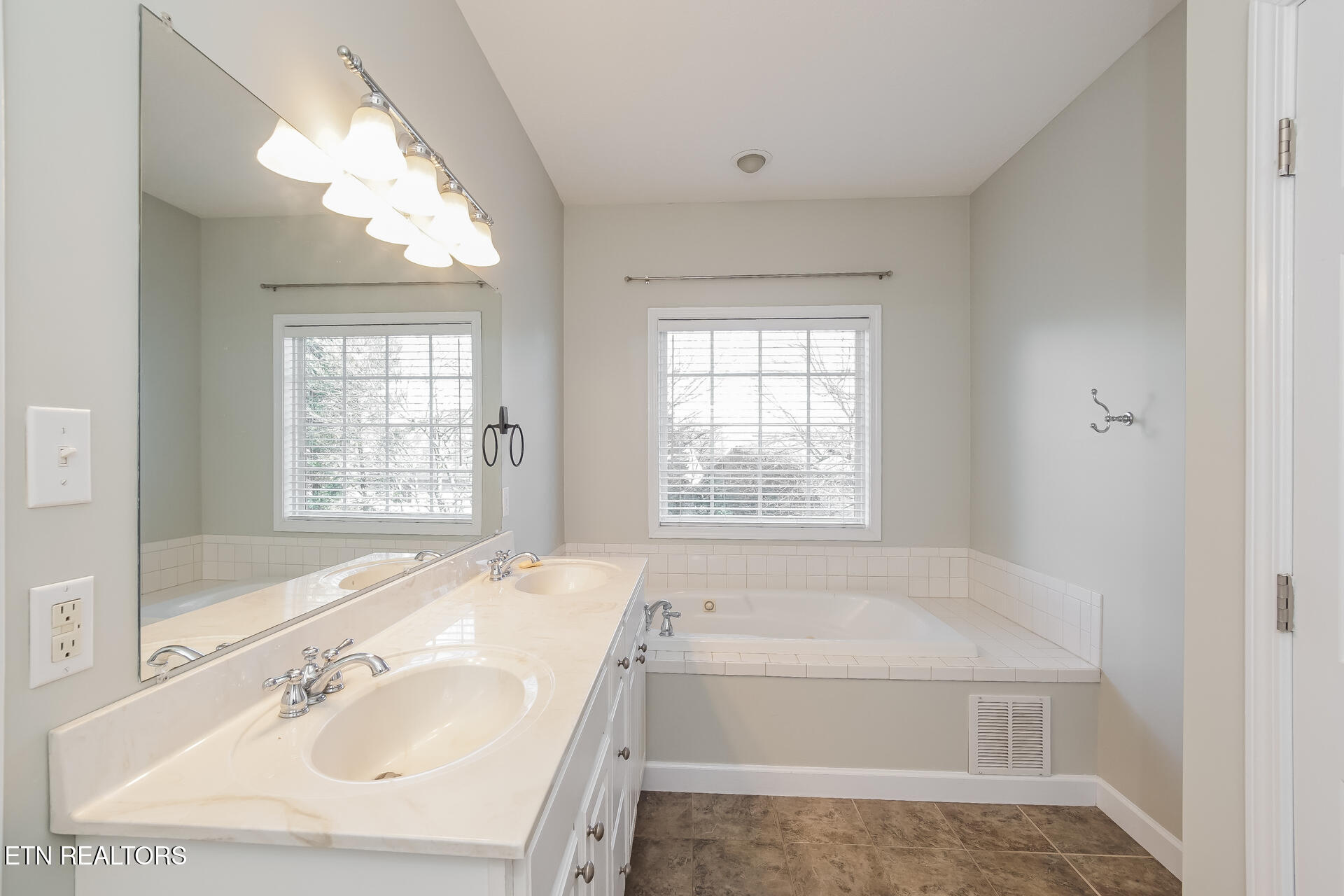 880 Glenfield Drive Lenoir City TN 37771