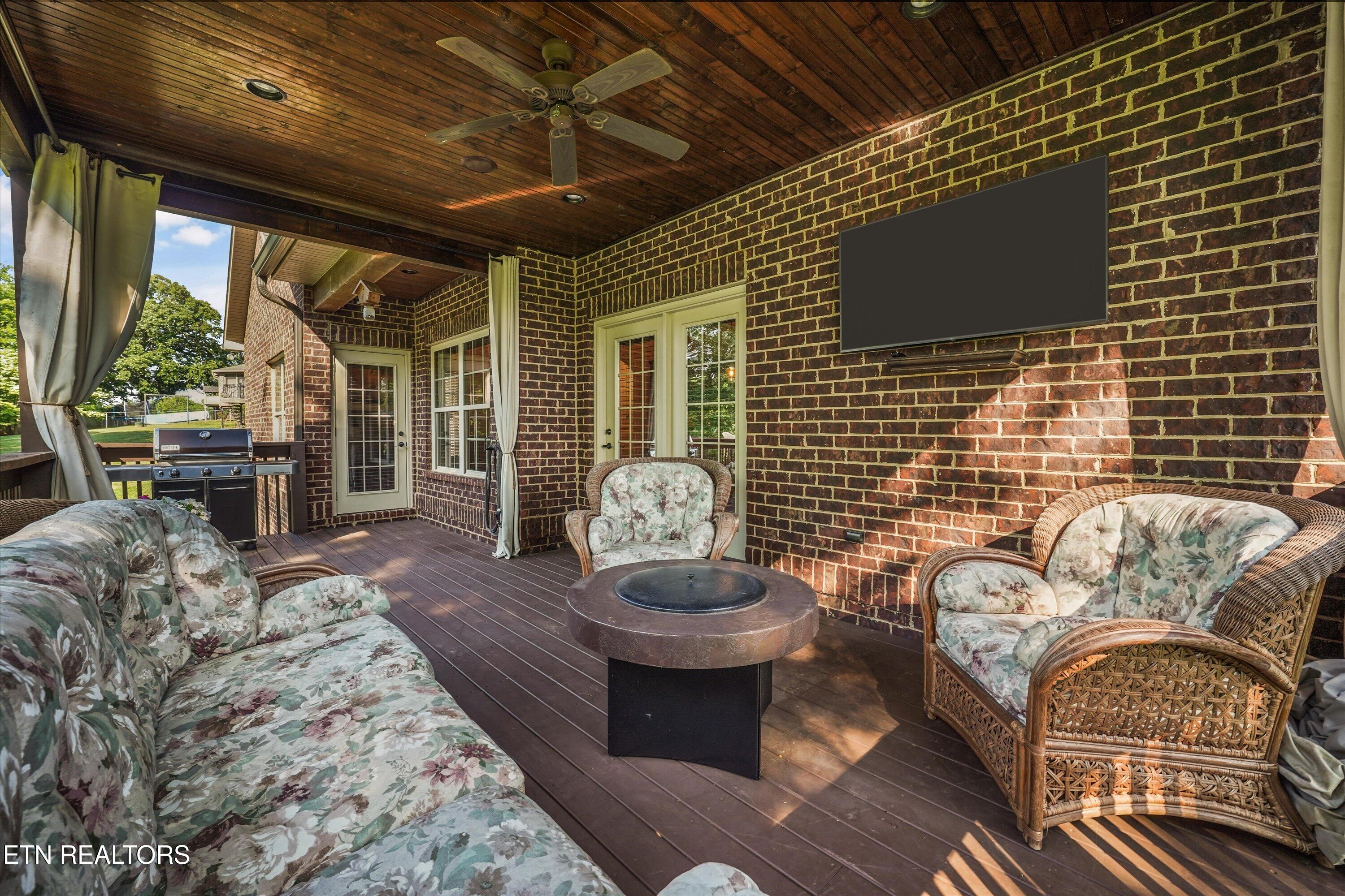 1341 Hillvale Road Louisville TN 37777