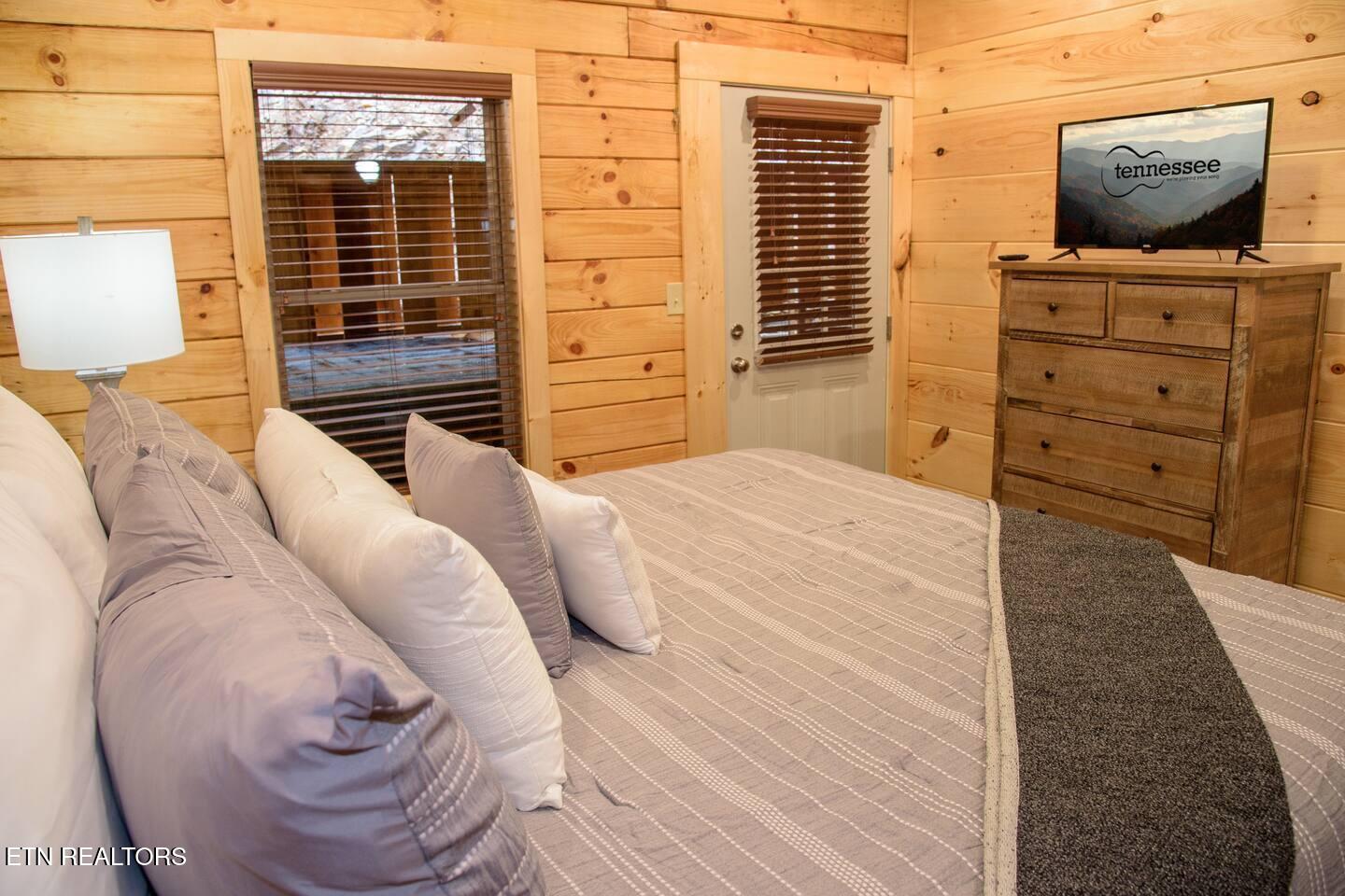 834 String Run Way Pigeon Forge TN 37863