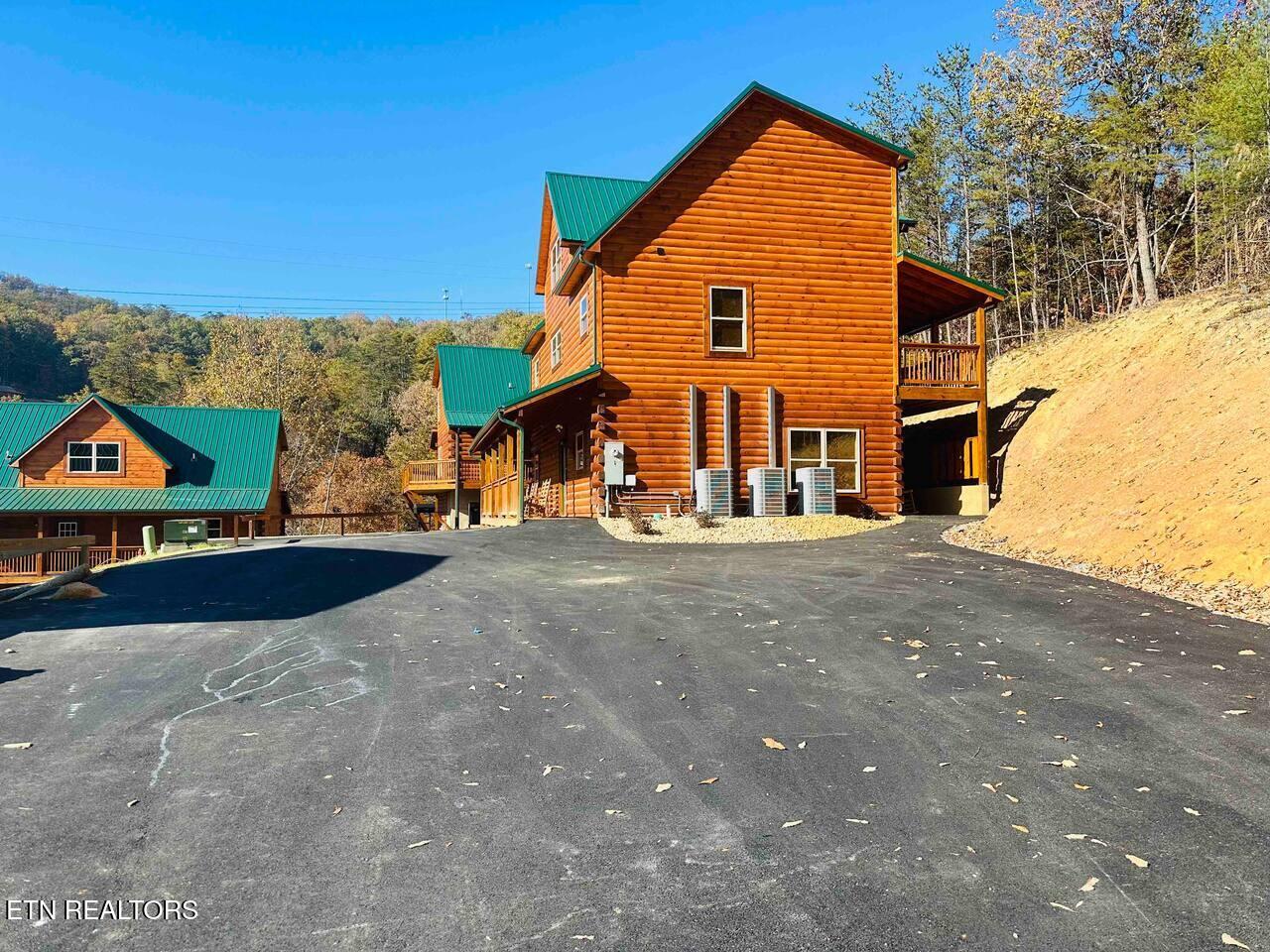 834 String Run Way Pigeon Forge TN 37863