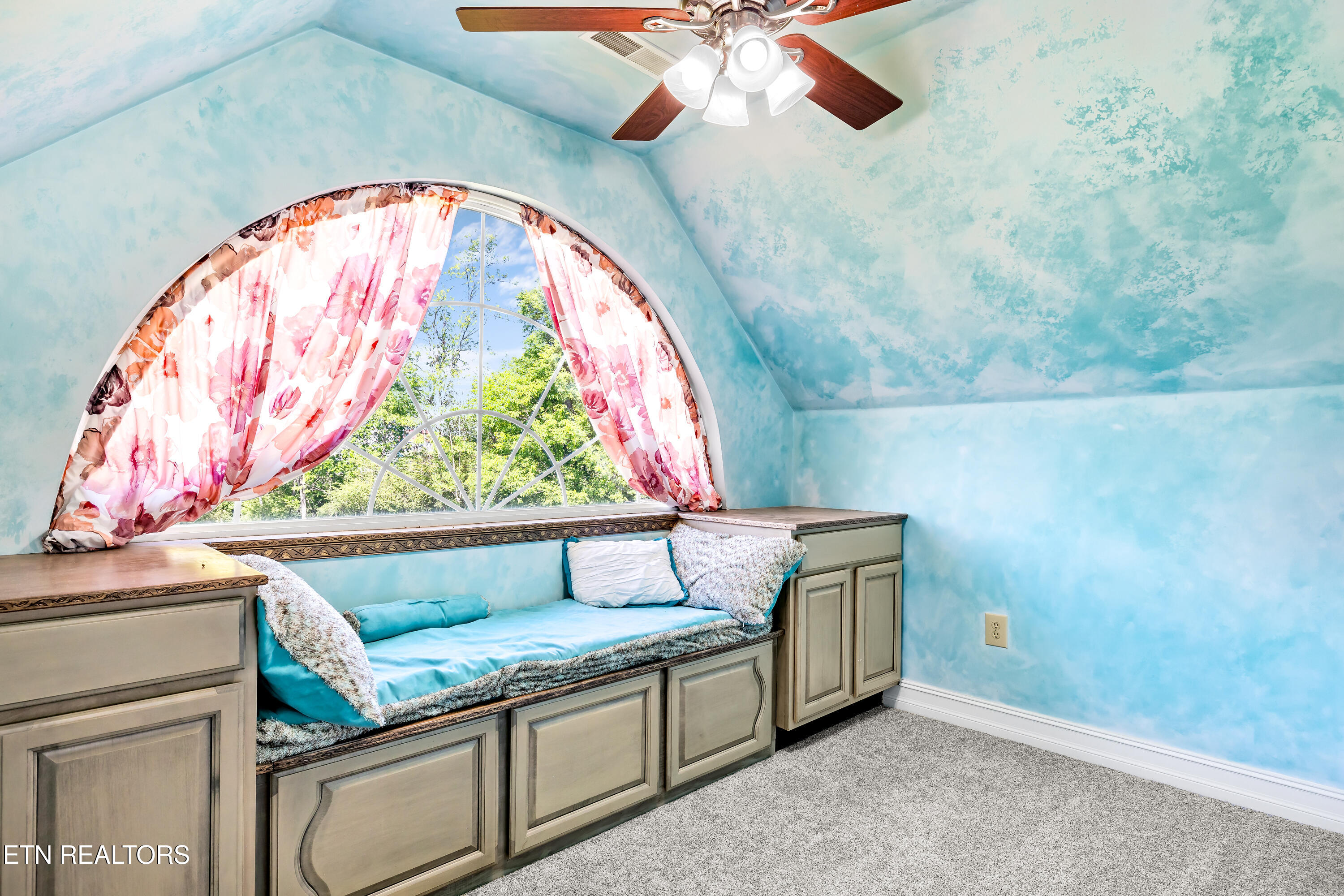 5703 Old Niles Ferry Pike Greenback TN 37742