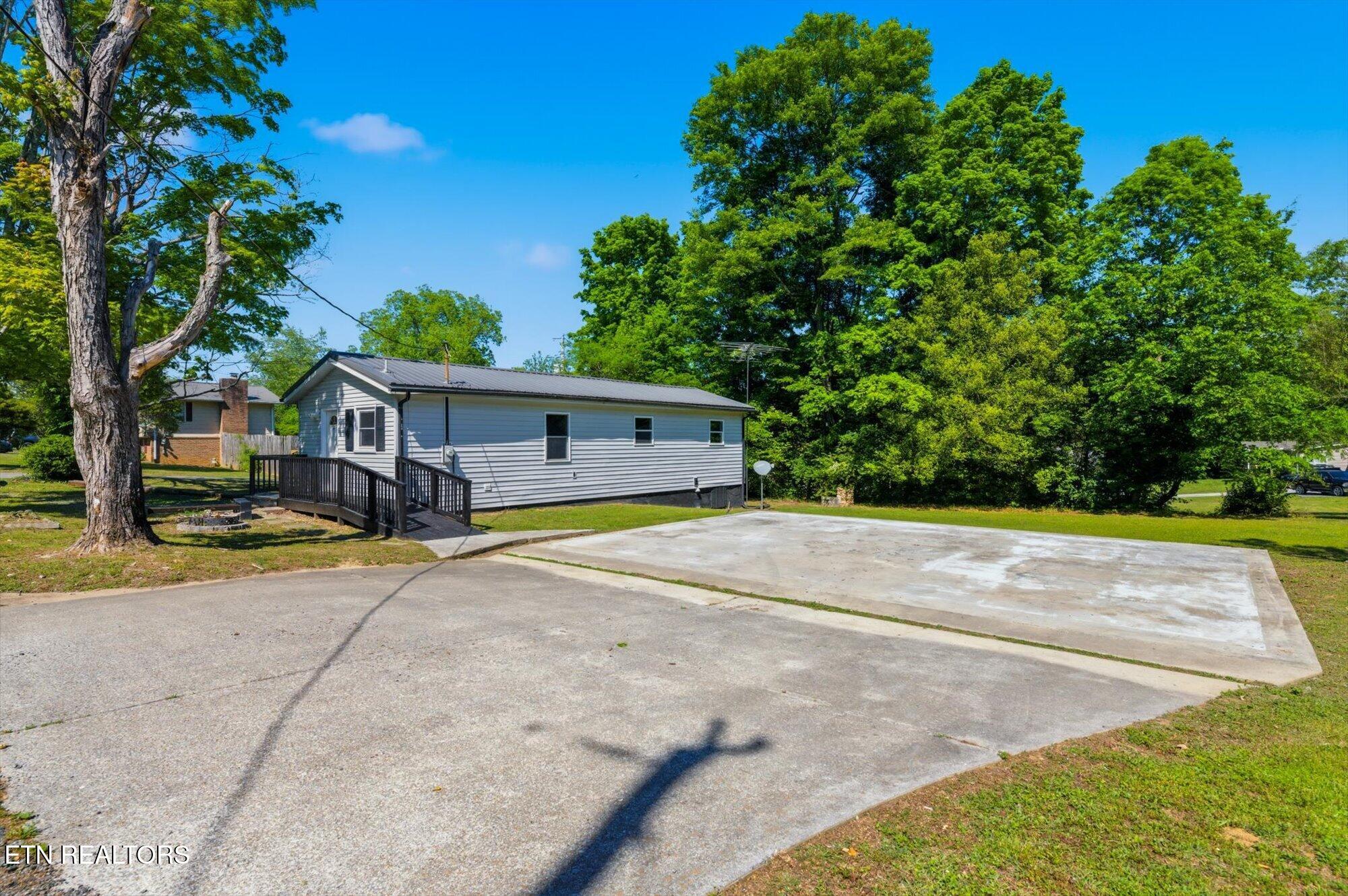 615 Carroll Street Etowah TN 37331