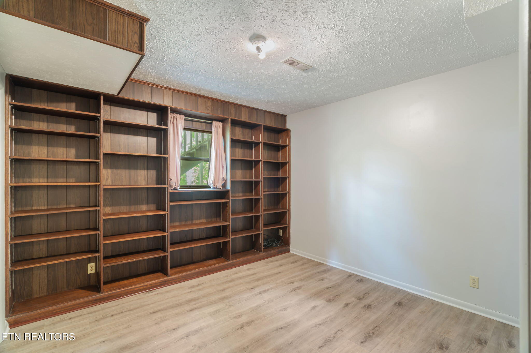 1070 W Outer Drive Oak Ridge TN 37830