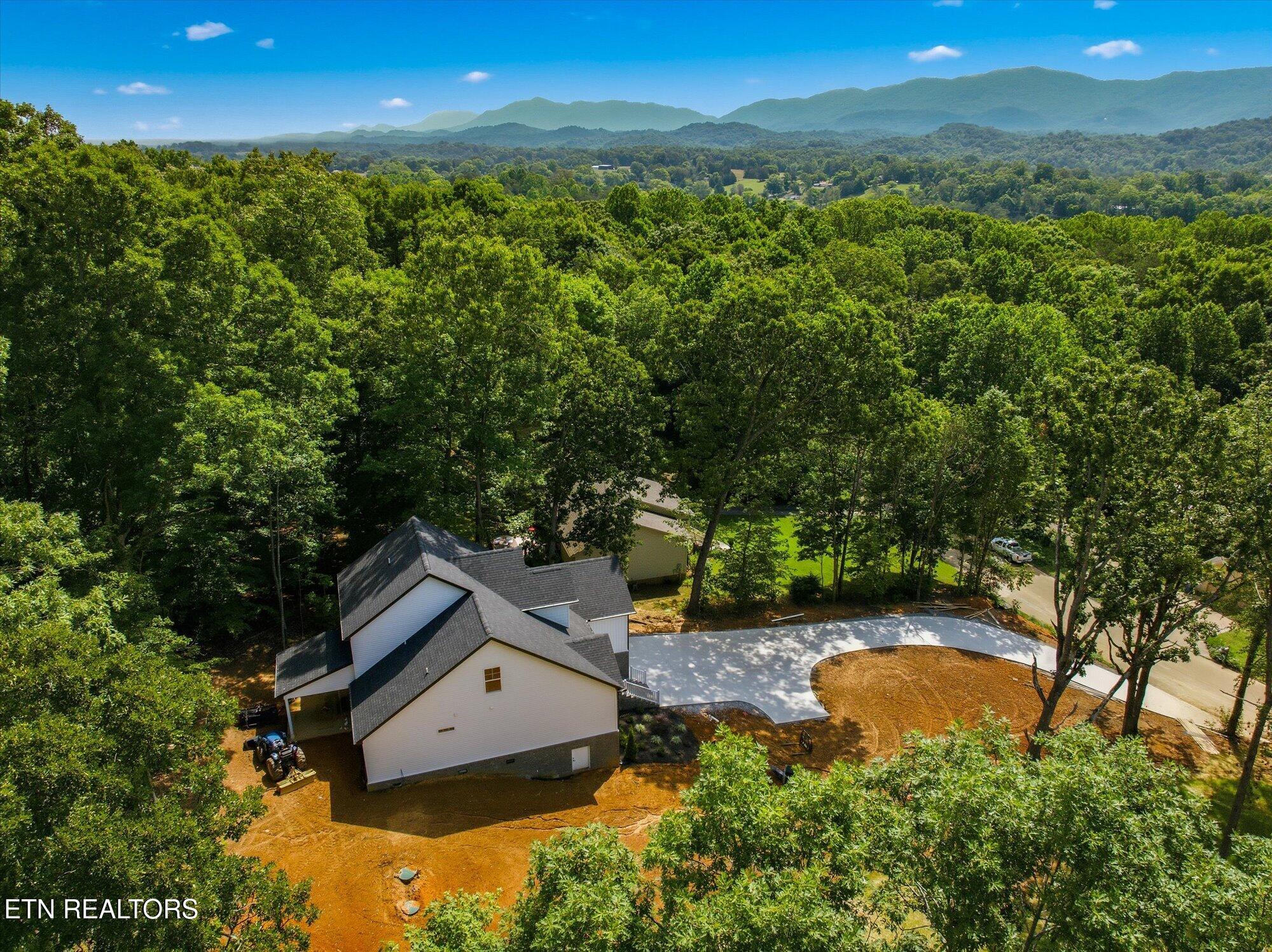 3185 Fairoaks Drive Maryville TN 37803