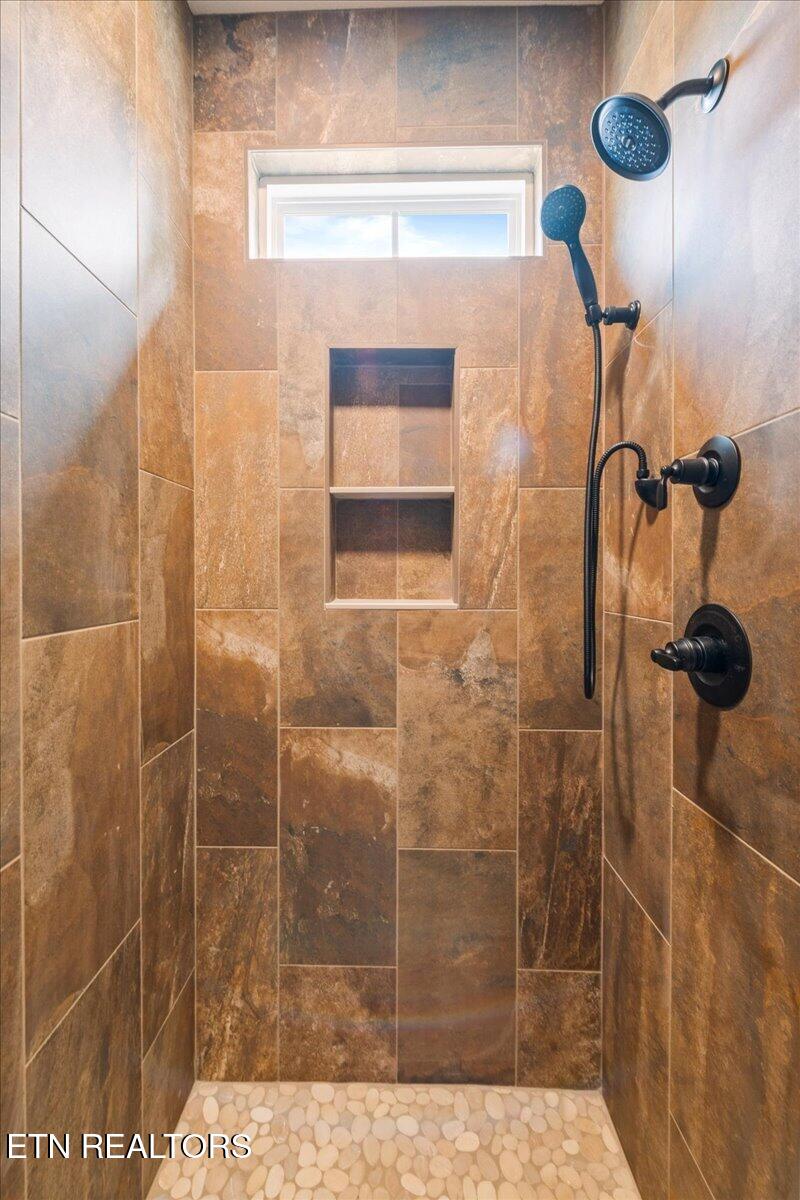 179 Storm Lane Jacksboro TN 37757