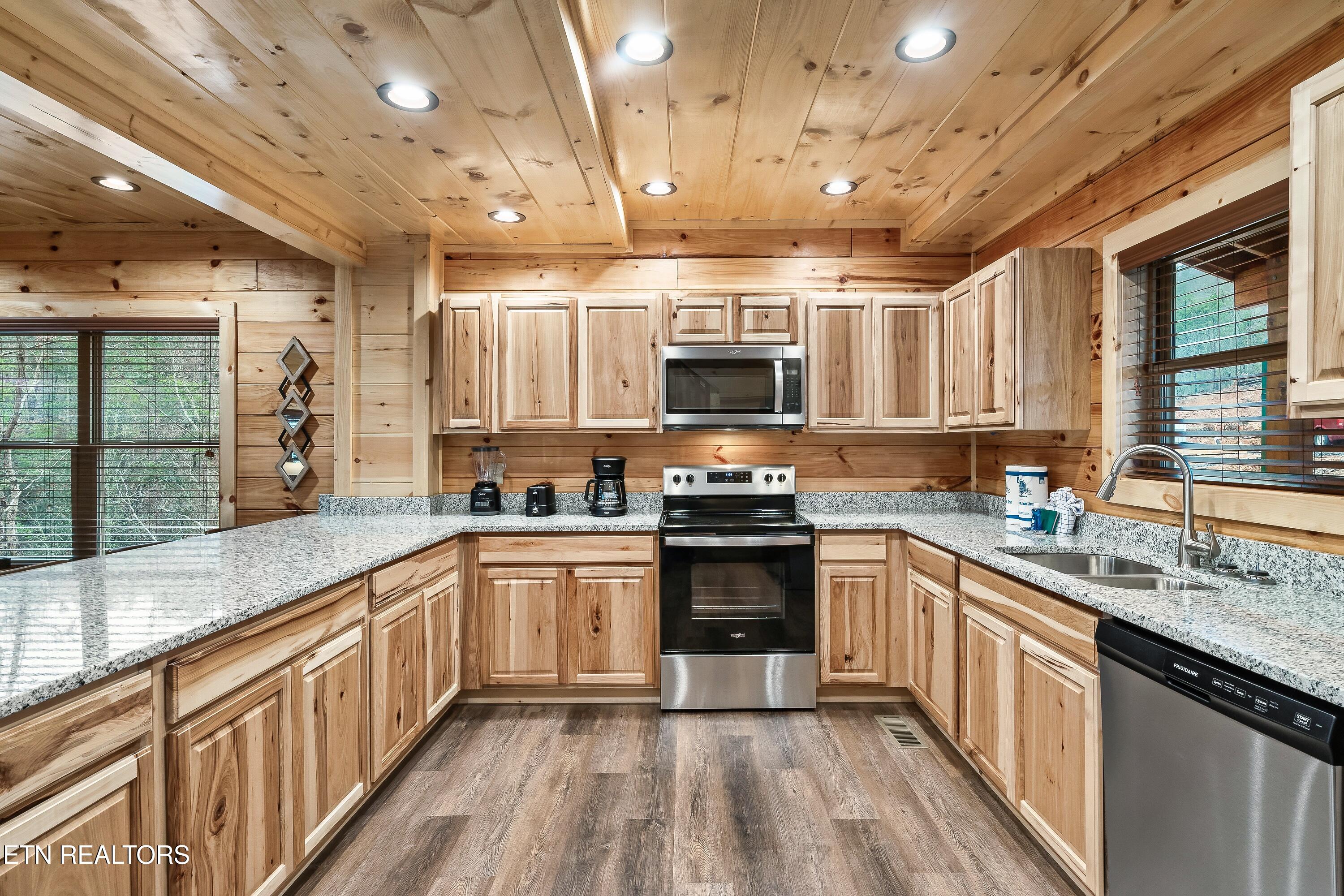 809 String Run Way Pigeon Forge TN 37863