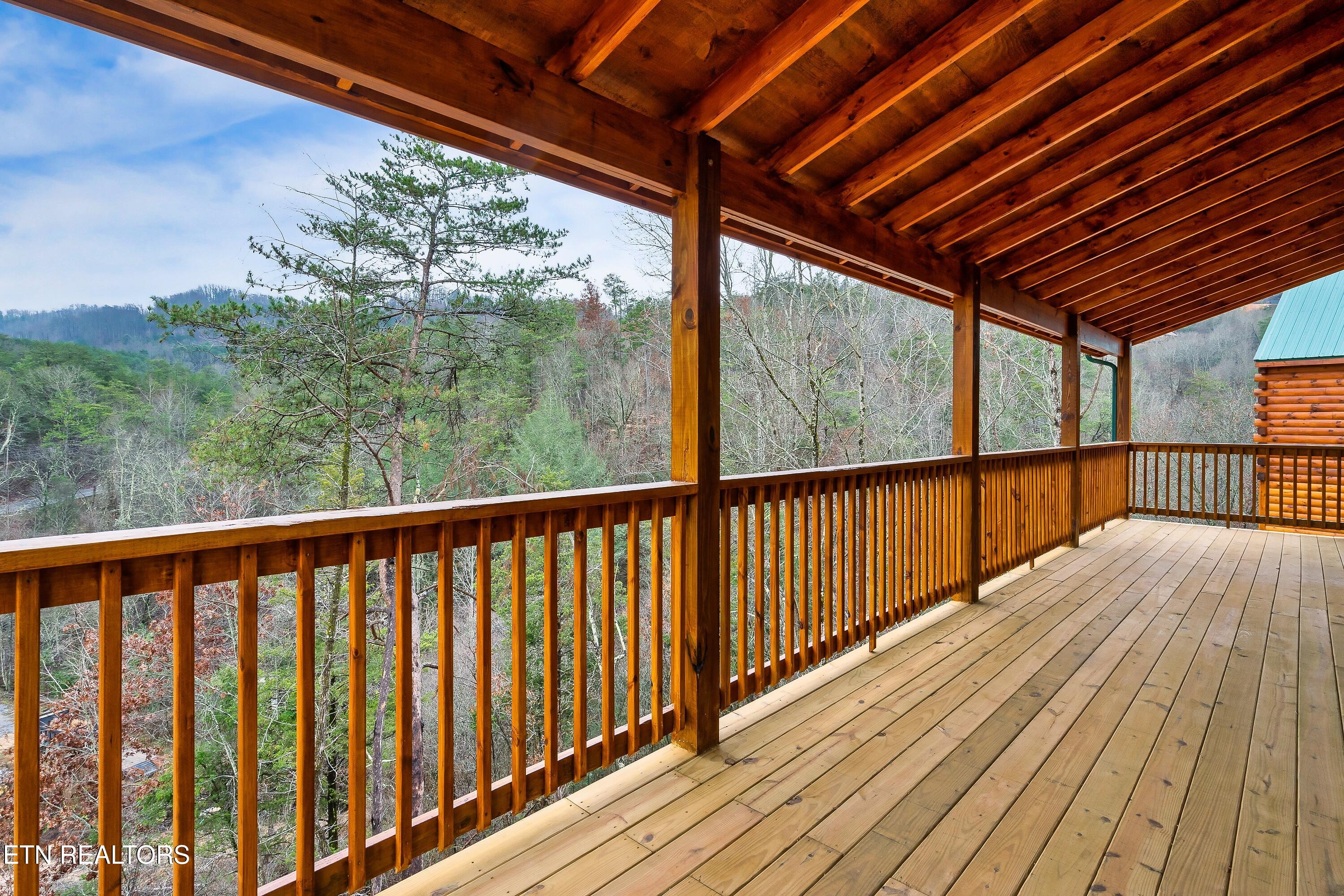 809 String Run Way Pigeon Forge TN 37863