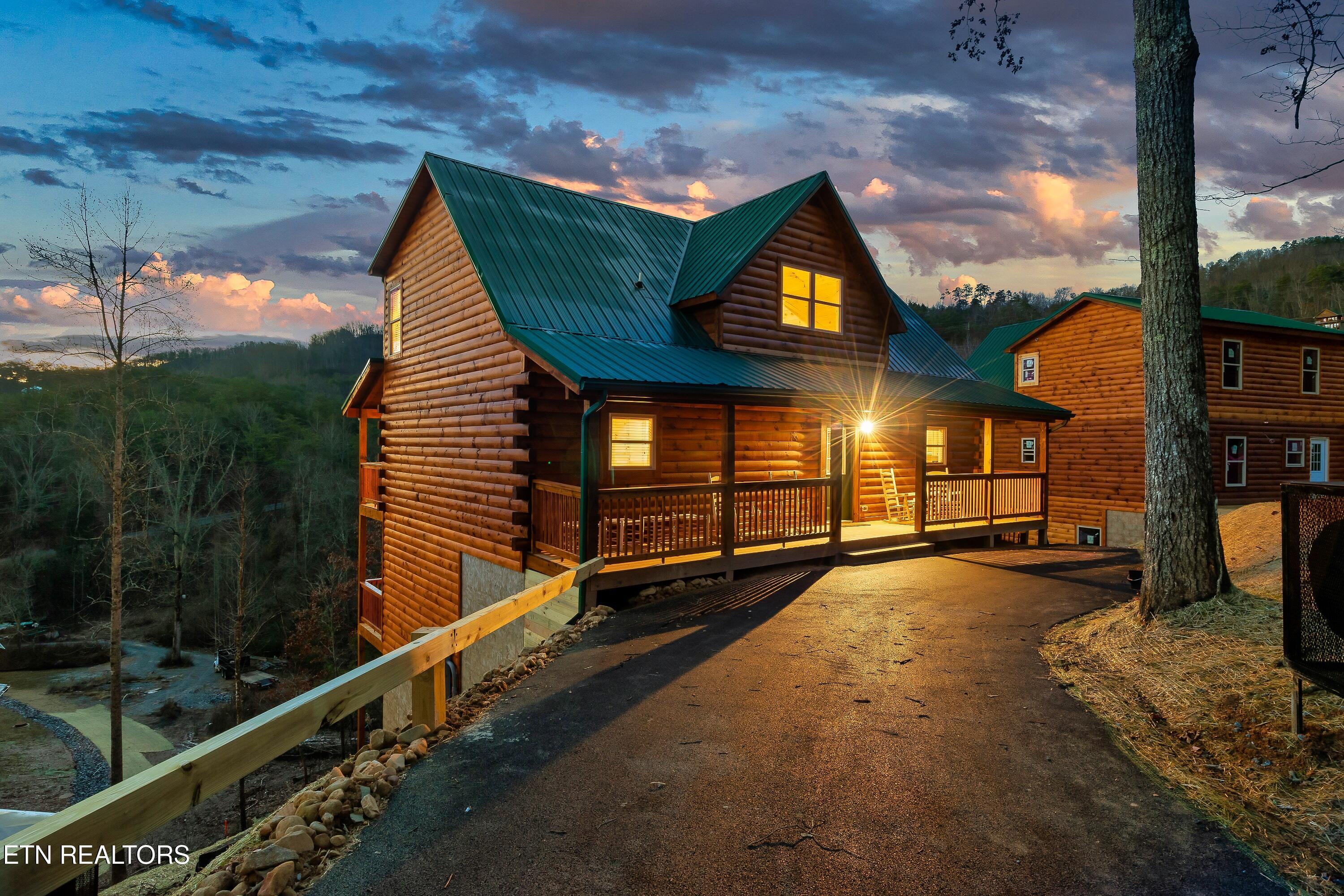 809 String Run Way Pigeon Forge TN 37863