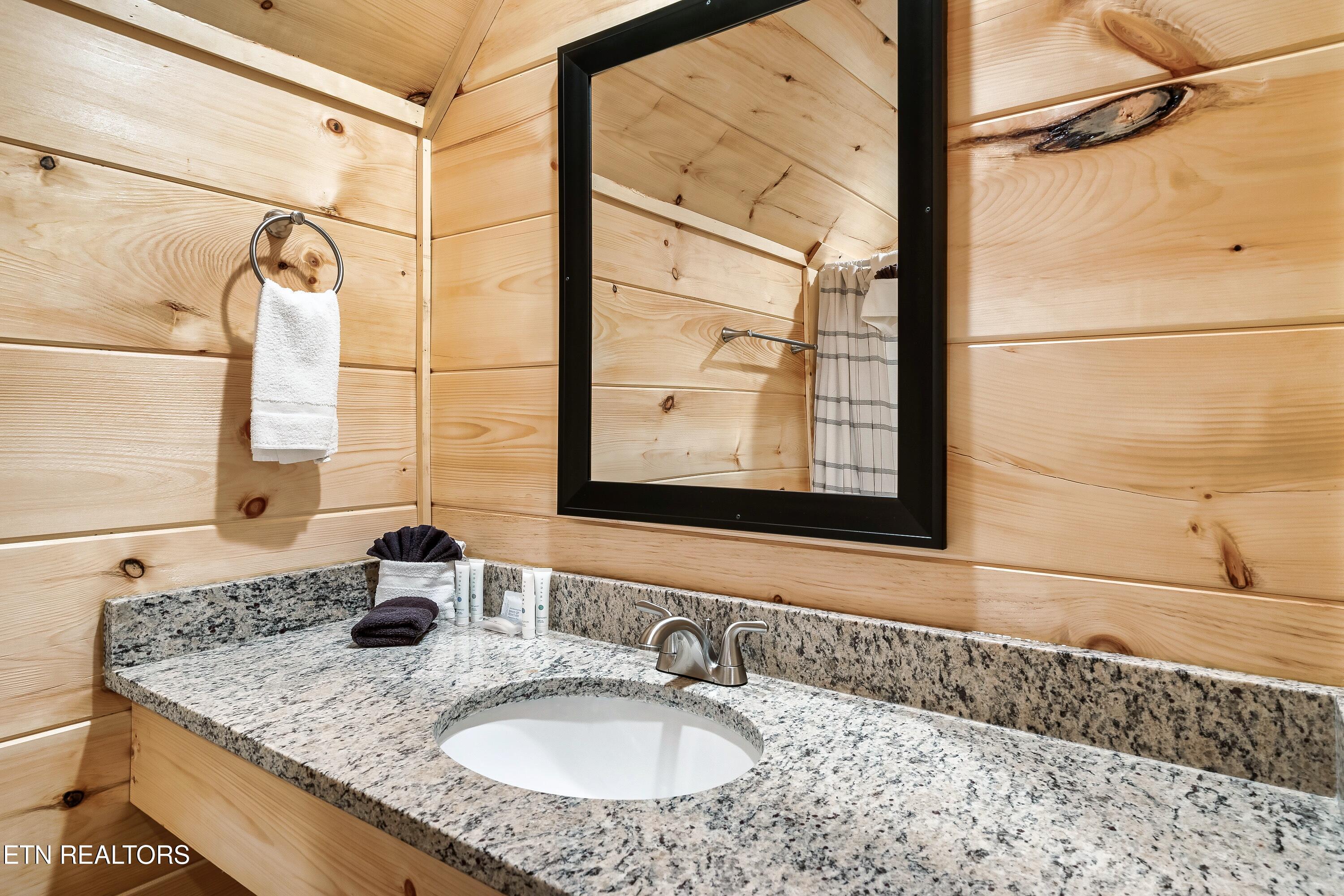 809 String Run Way Pigeon Forge TN 37863