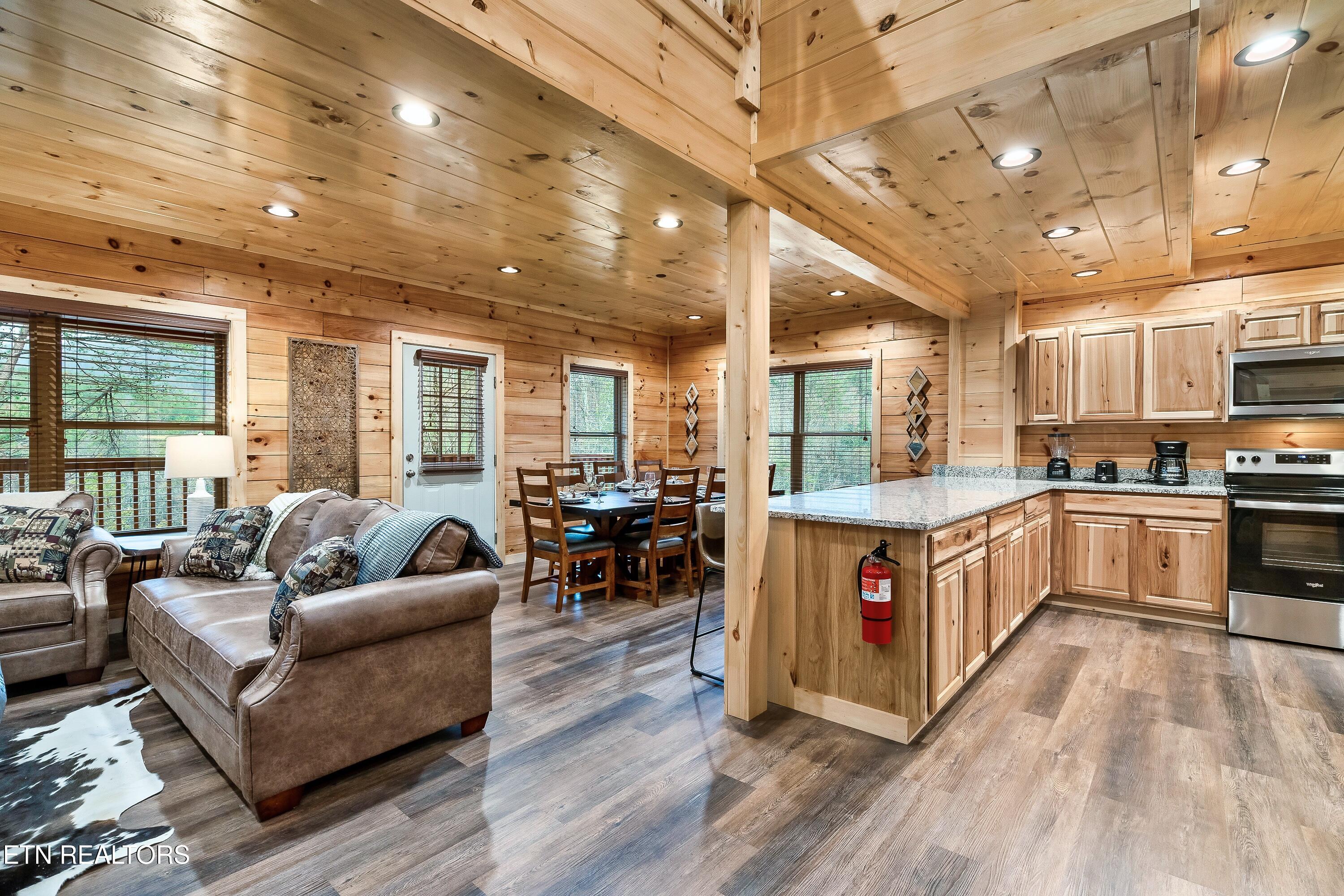 809 String Run Way Pigeon Forge TN 37863